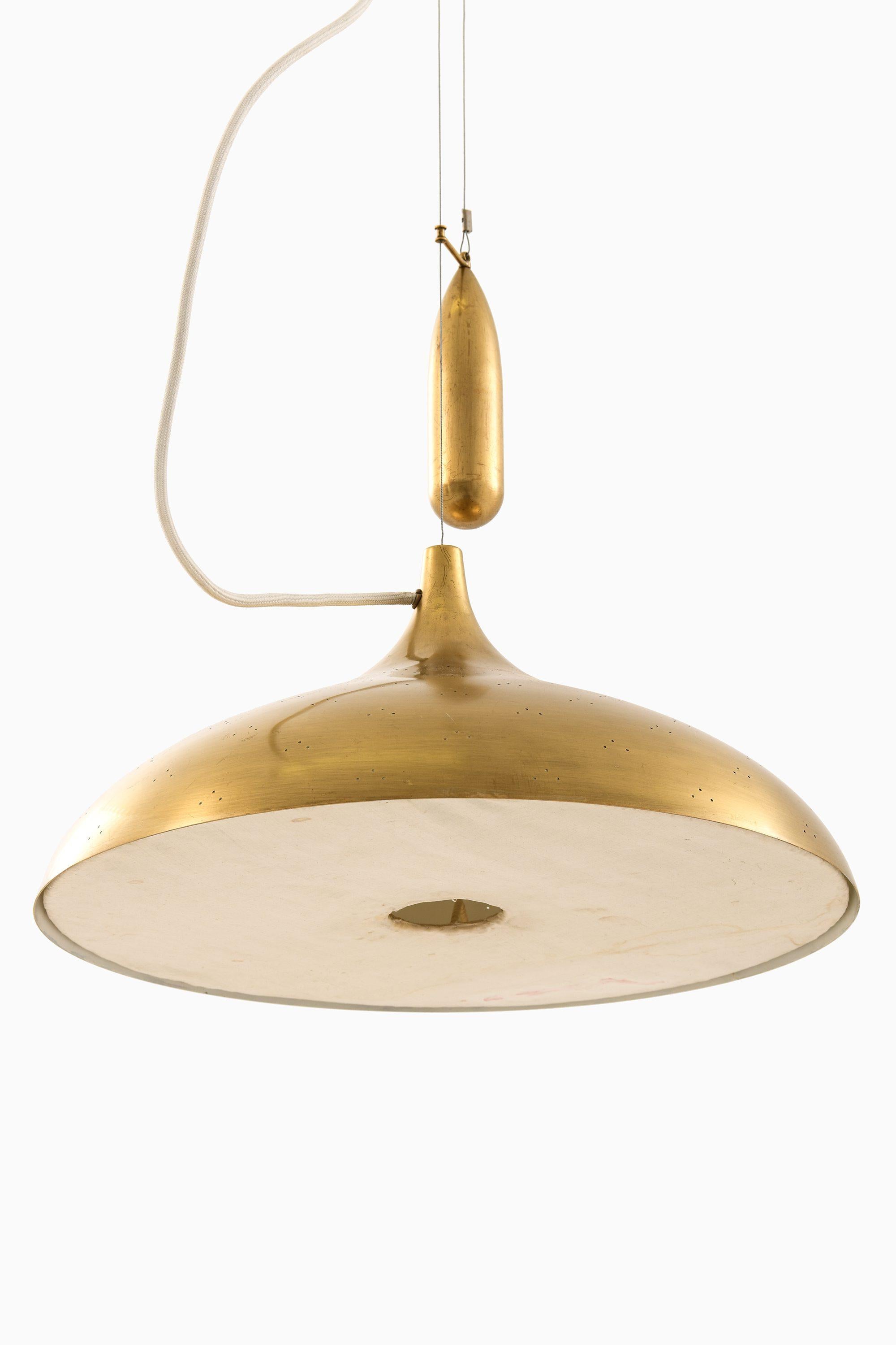 Lampada da soffitto regolabile in altezza in ottone di Carl-Axel Acking & Paavo Tynell, anni '40

Informazioni aggiuntive:
Materiale: Ottone
Stile: Metà secolo, Scandinavo
Prodotto da Bröderna Malmströms Metallvarufabrik, in Svezia.
Dimensioni (L. x