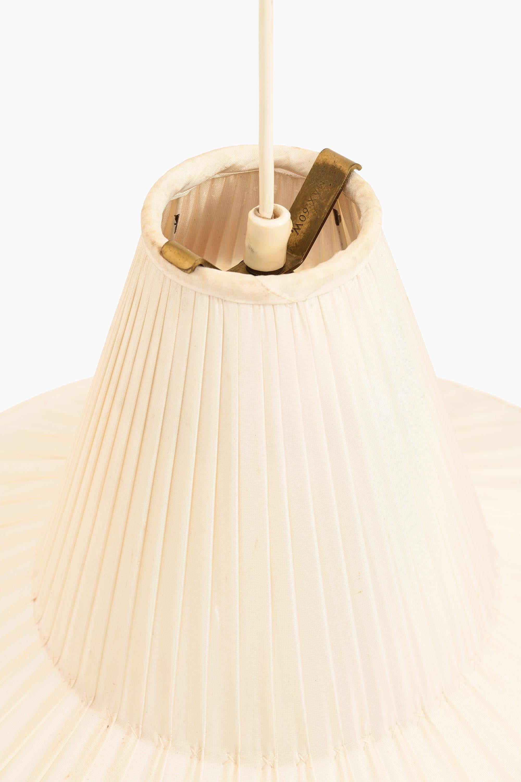 Lampada da soffitto regolabile in altezza in ottone, laccato bianco e paralume originale di Hans Bergström

Informazioni aggiuntive:
Materiale: Ottone, laccato bianco e paralume originale
Stile: Metà secolo, Scandinavo
Prodotto da Ateljé Lyktan ad