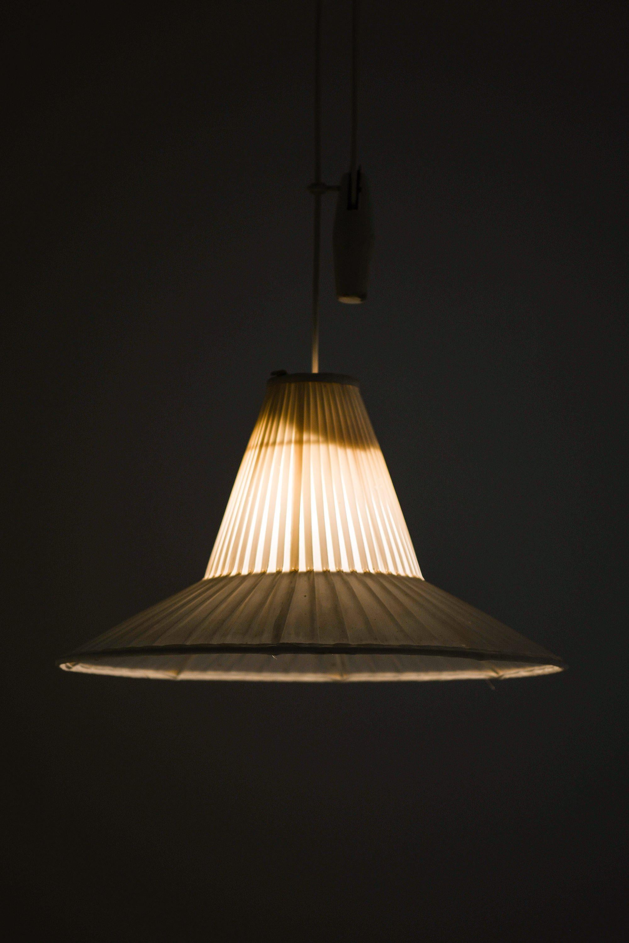Svedese Lampada da soffitto regolabile in altezza in Hans Brass e paralume originale di Hans Bergström in vendita