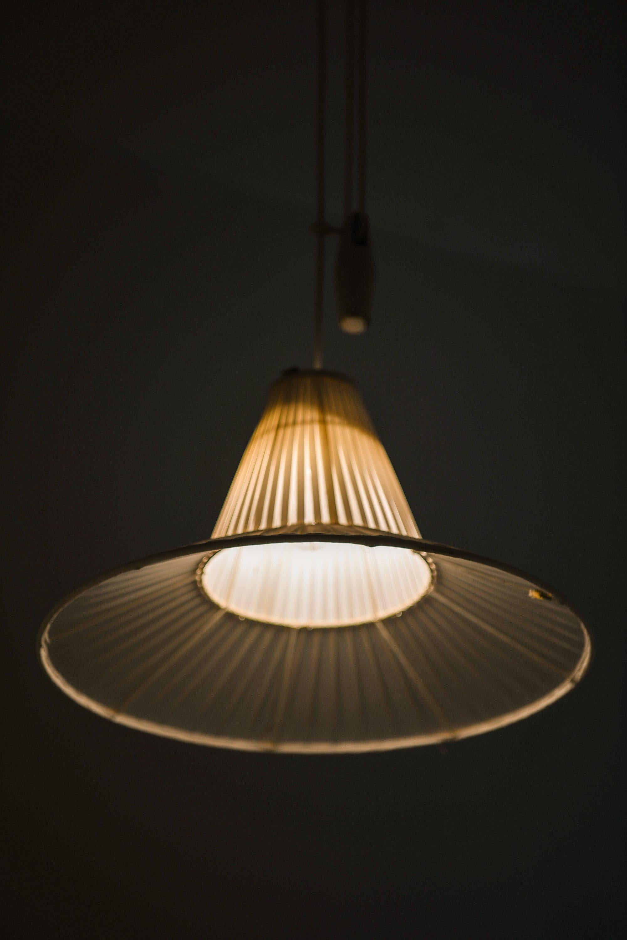Lampada da soffitto regolabile in altezza in Hans Brass e paralume originale di Hans Bergström In condizioni buone in vendita a Limhamn, Skåne län