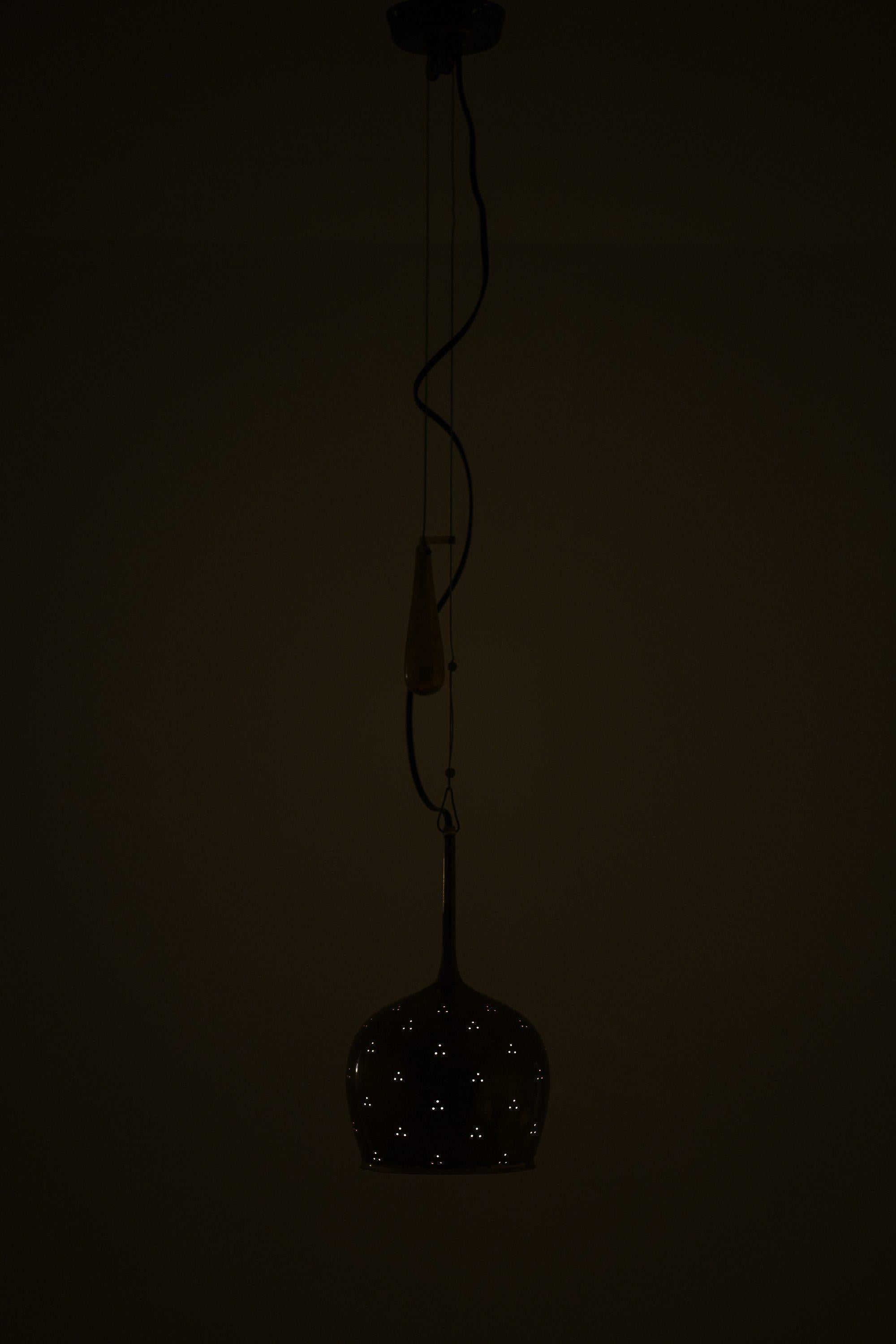 Lampade da soffitto regolabili in altezza in ottone di Paavo Tynell, anni '50

Informazioni aggiuntive:
Materiale: Ottone
Stile: Metà secolo, Scandinavo
Rarissime lampade da soffitto regolabili in altezza modello A1957
Prodotto da Taito Oy in