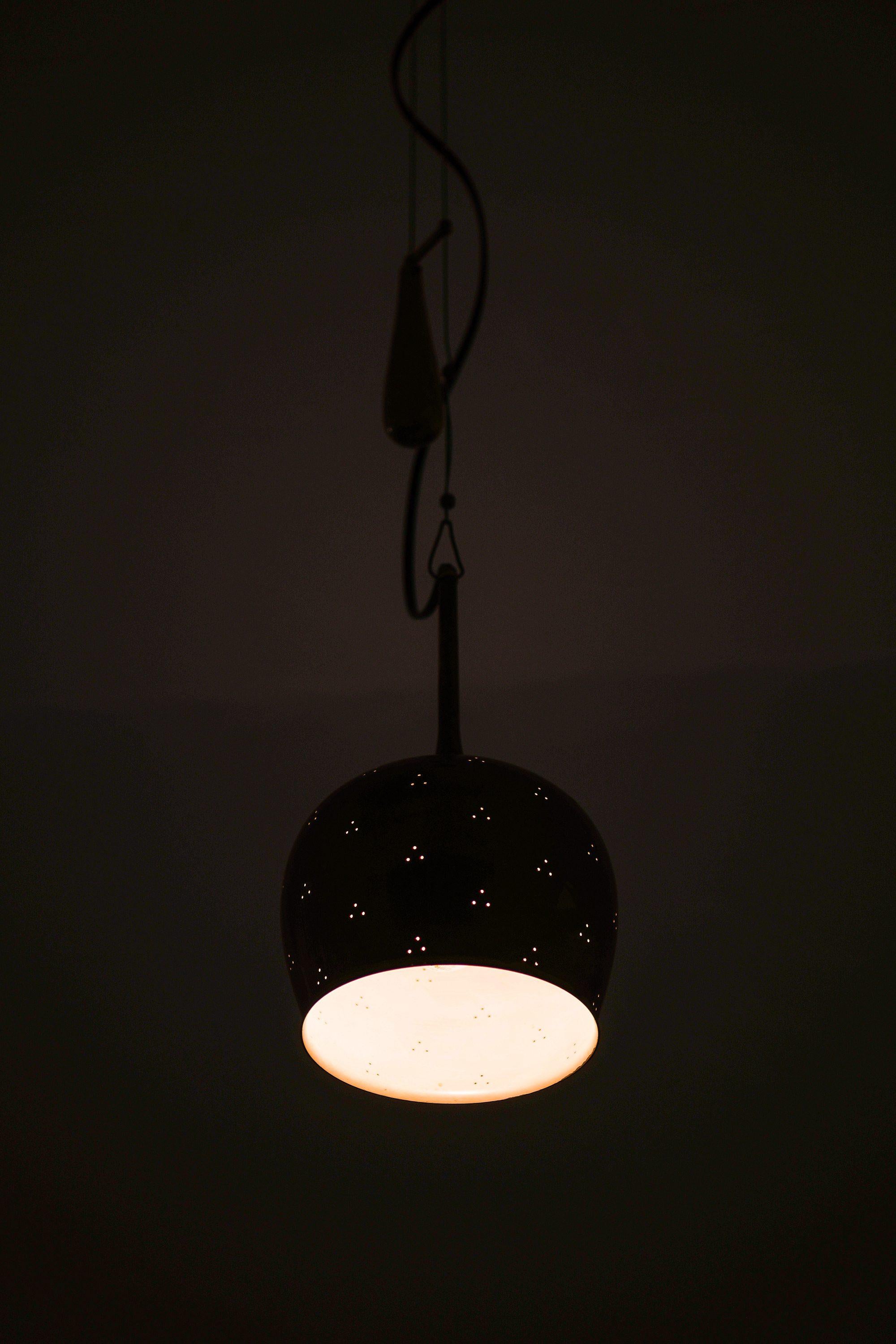 Mid-Century moderno Lampade da soffitto regolabili in altezza in ottone di Paavo Tynell, anni '50 in vendita