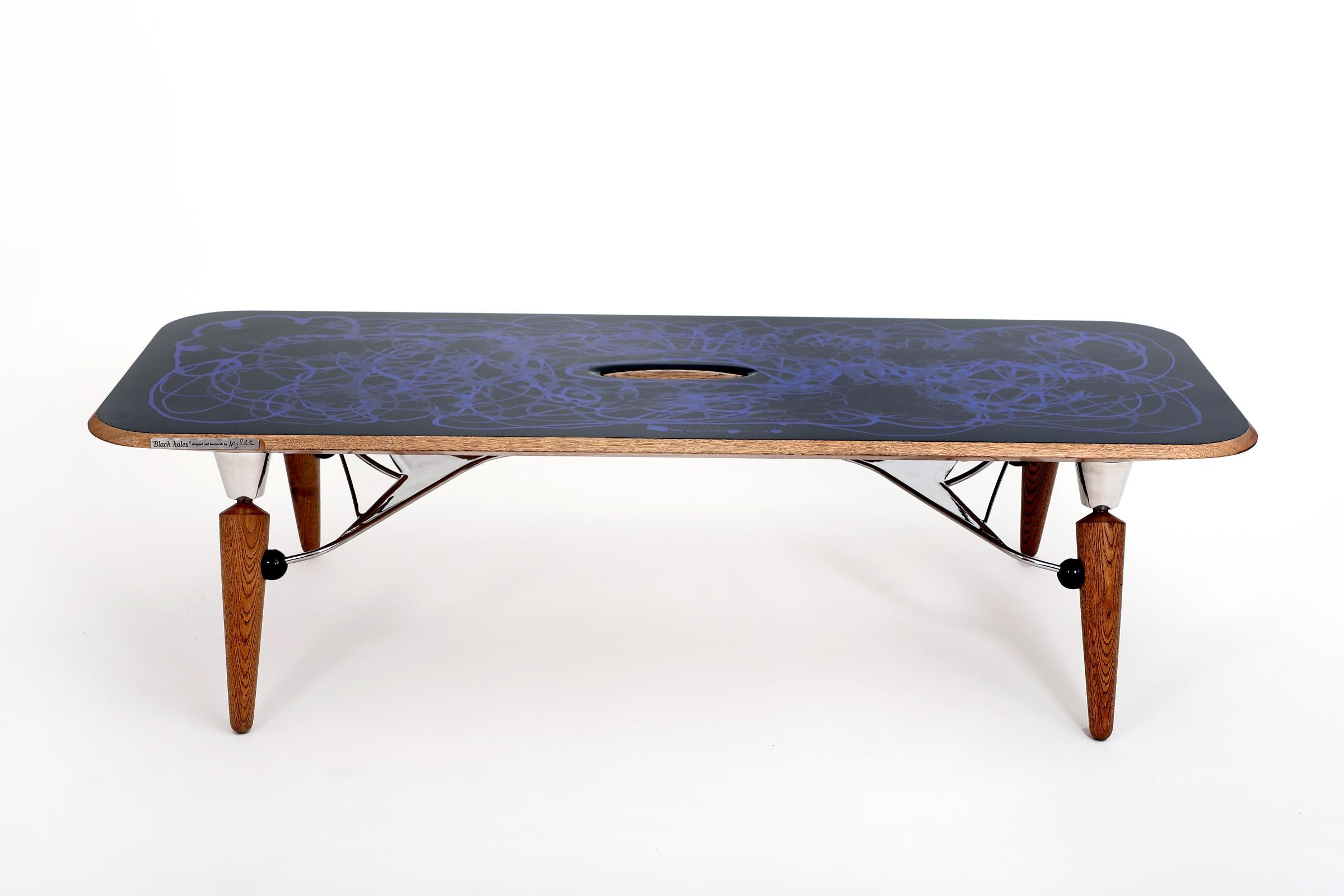 La table peut changer et régler la hauteur ( 34 - 39 cm ) du plateau en inclinant les pieds, en utilisant le mécanisme de la cour centrale.
La planche, ainsi que les pieds et la cour centrale, sont en bois de chêne. Les autres composants du