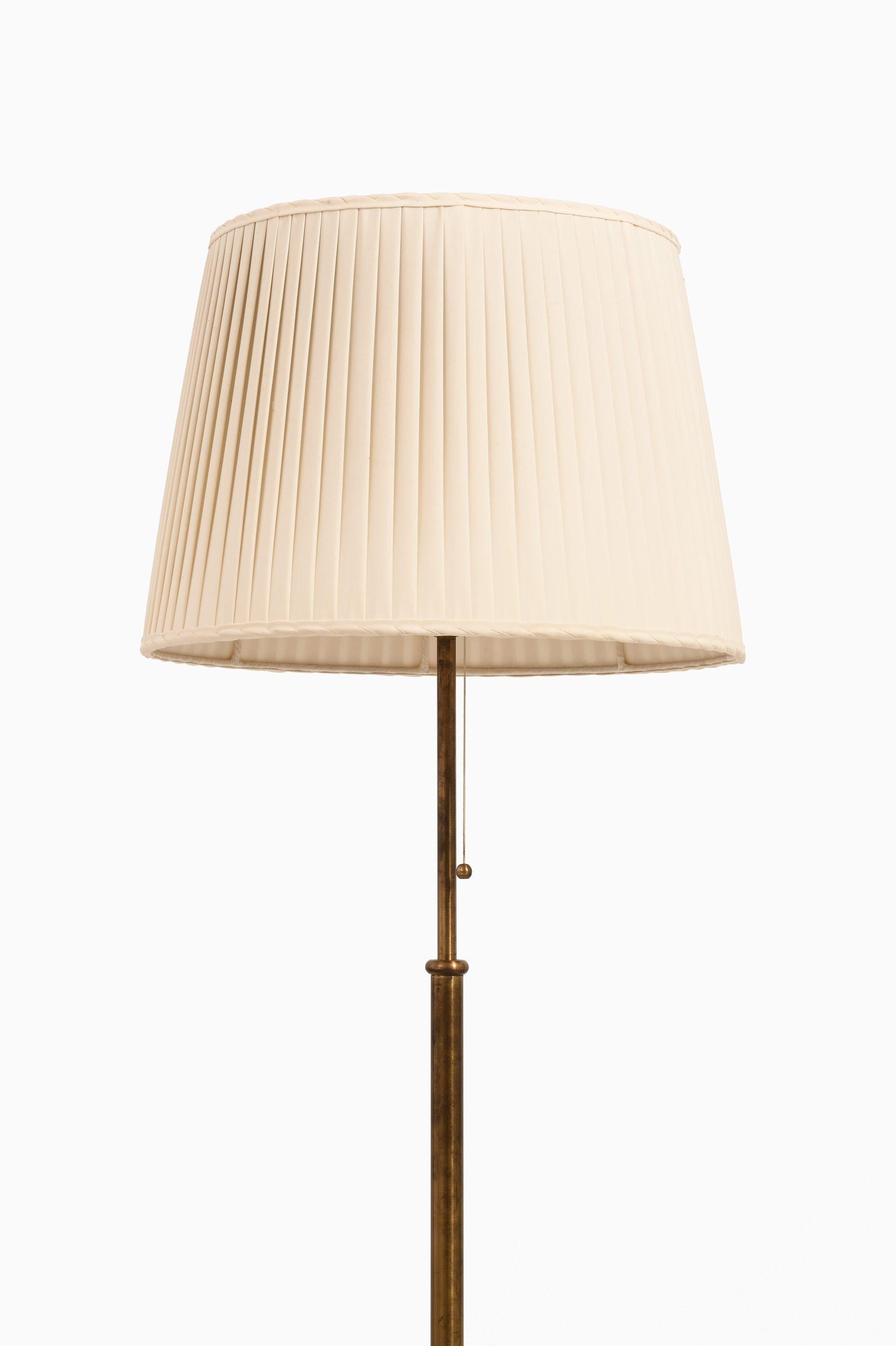 Lampada da terra regolabile in altezza in ottone e paralume originale di Josef Frank, anni '50

Informazioni aggiuntive:
Materiale: Ottone e paralume originale
Stile: Metà secolo, Scandinavo
Rara lampada da terra regolabile in altezza modello
