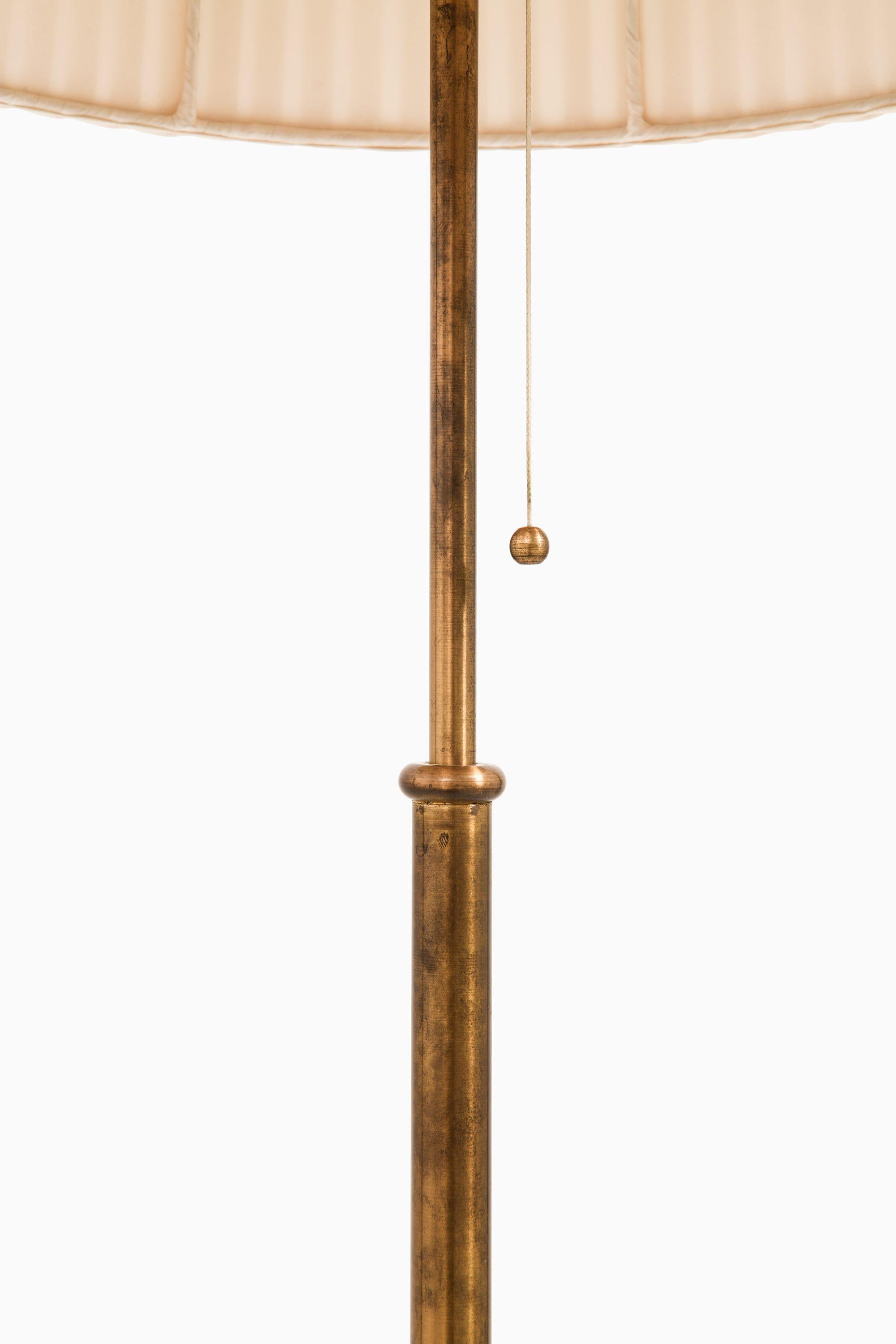 Scandinavo moderno Lampada da terra regolabile in altezza in ottone e paralume di Josef Frank, anni '50 in vendita