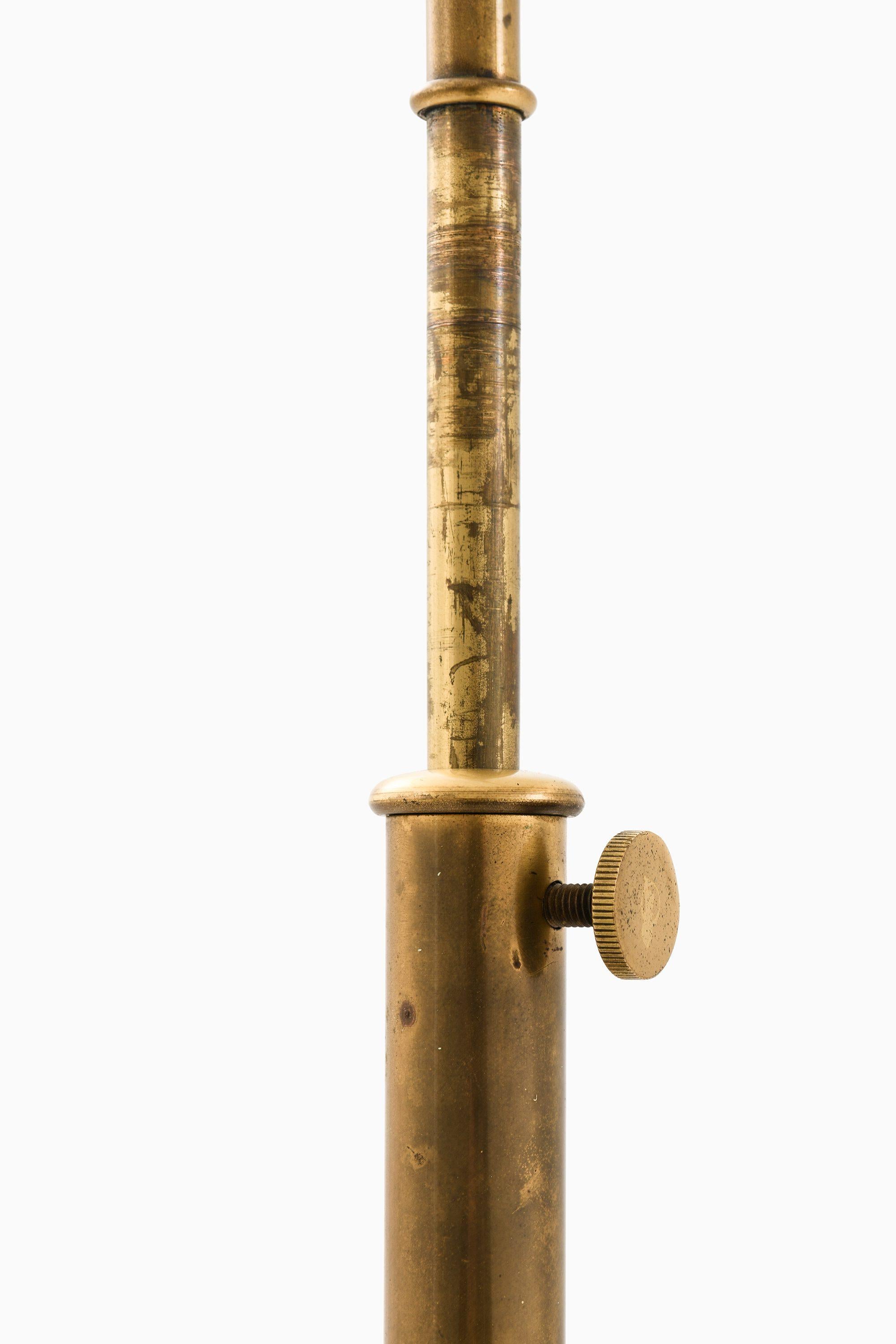 Height Adjustable Floor Lamp in Brass, Mahogany and New Lamp Shade, 1940's (Moderne der Mitte des Jahrhunderts) im Angebot