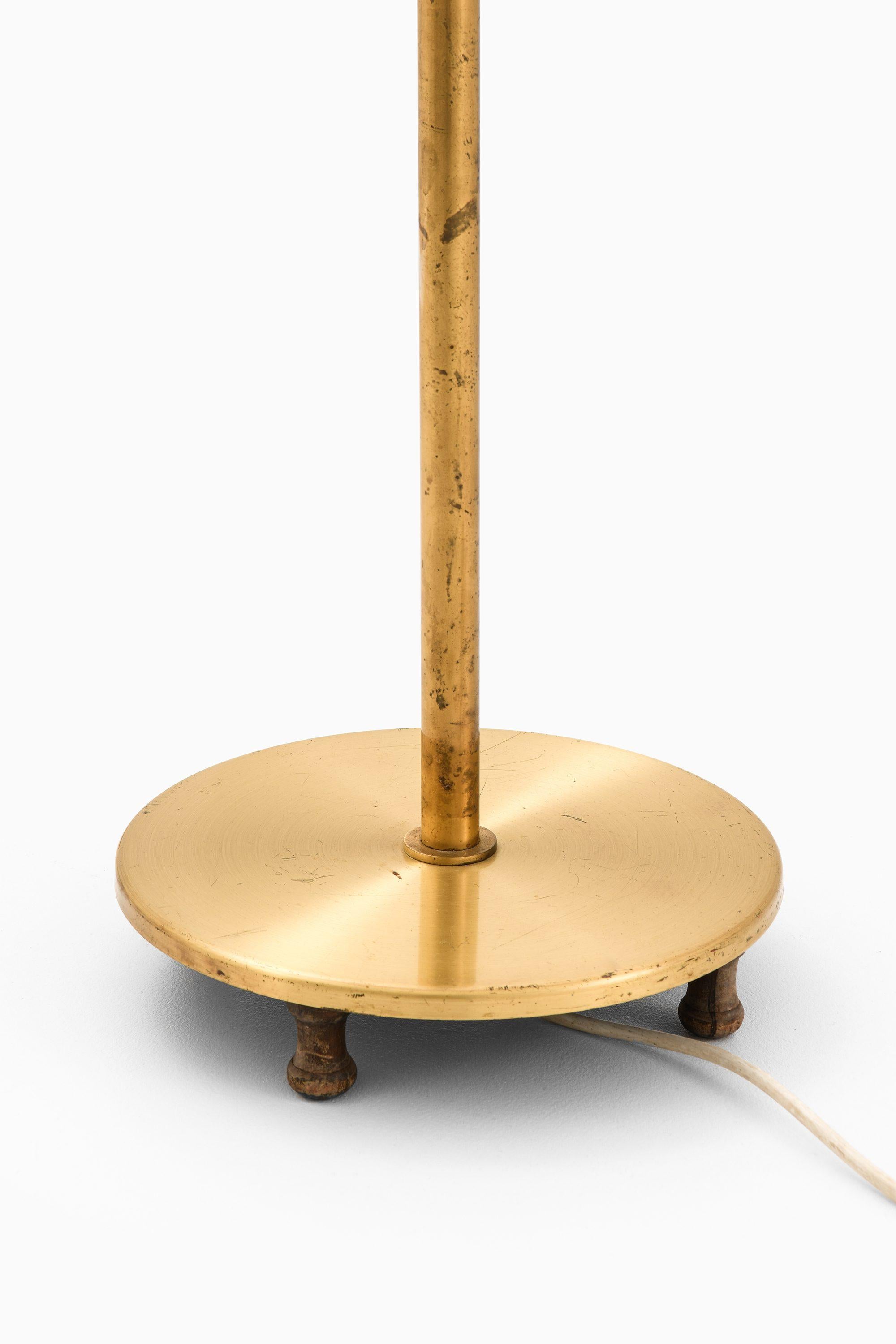 Height Adjustable Floor Lamp in Brass, Mahogany and New Lamp Shade, 1940's (Schwedisch) im Angebot