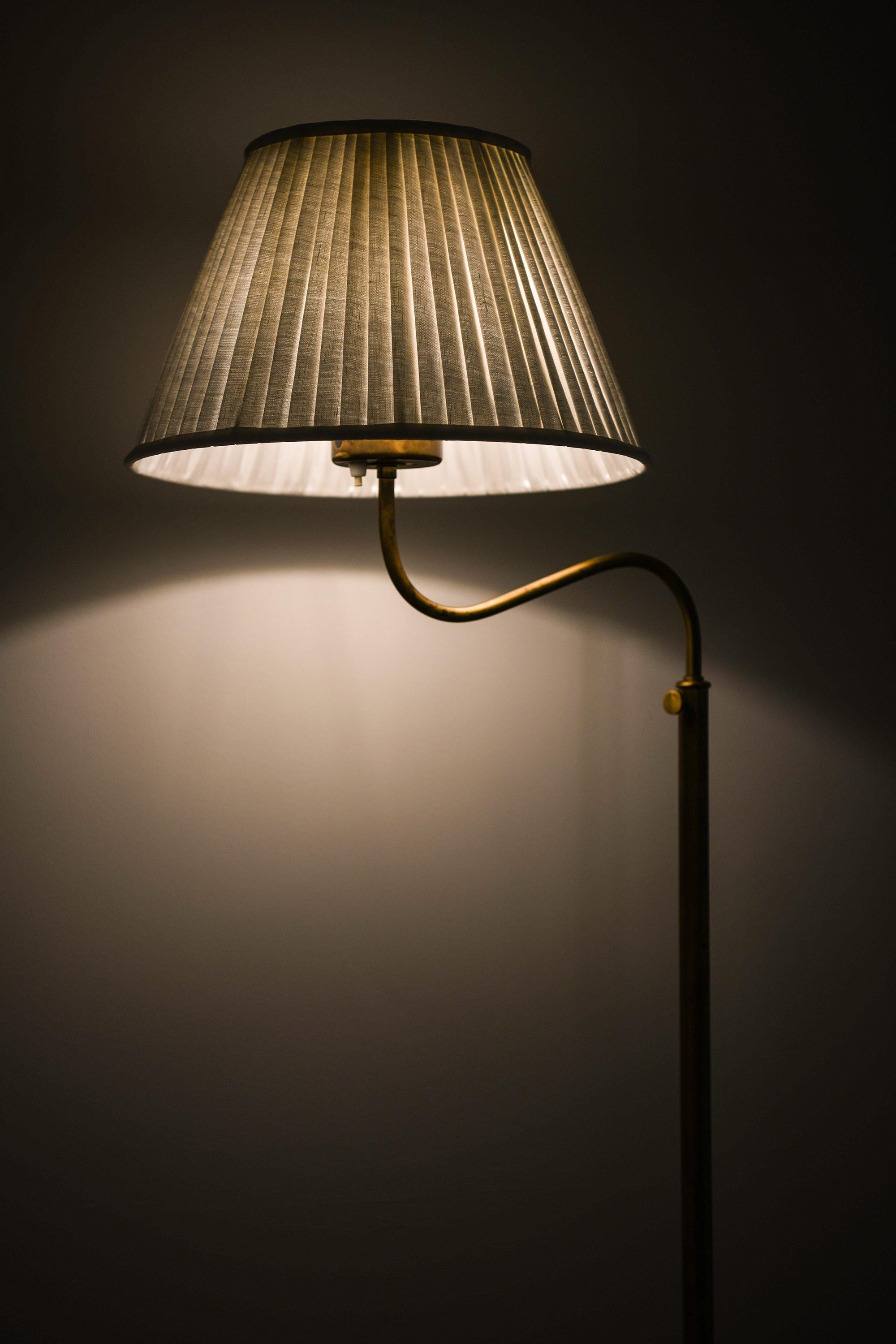 Height Adjustable Floor Lamp in Brass, Mahogany and New Lamp Shade, 1940's im Zustand „Gut“ im Angebot in Limhamn, Skåne län