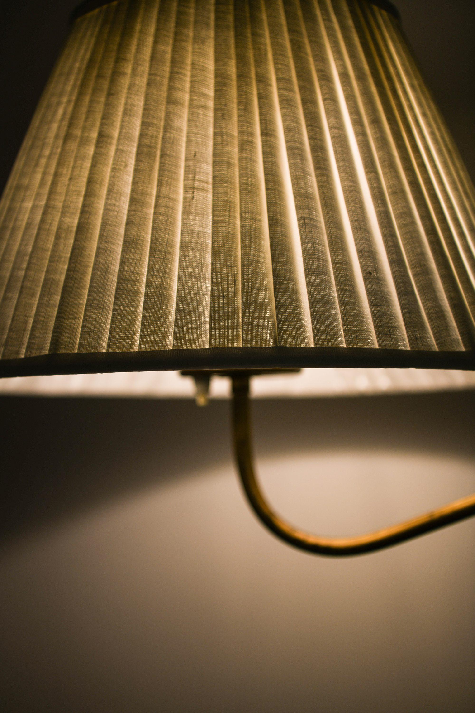 Height Adjustable Floor Lamp in Brass, Mahogany and New Lamp Shade, 1940's (20. Jahrhundert) im Angebot