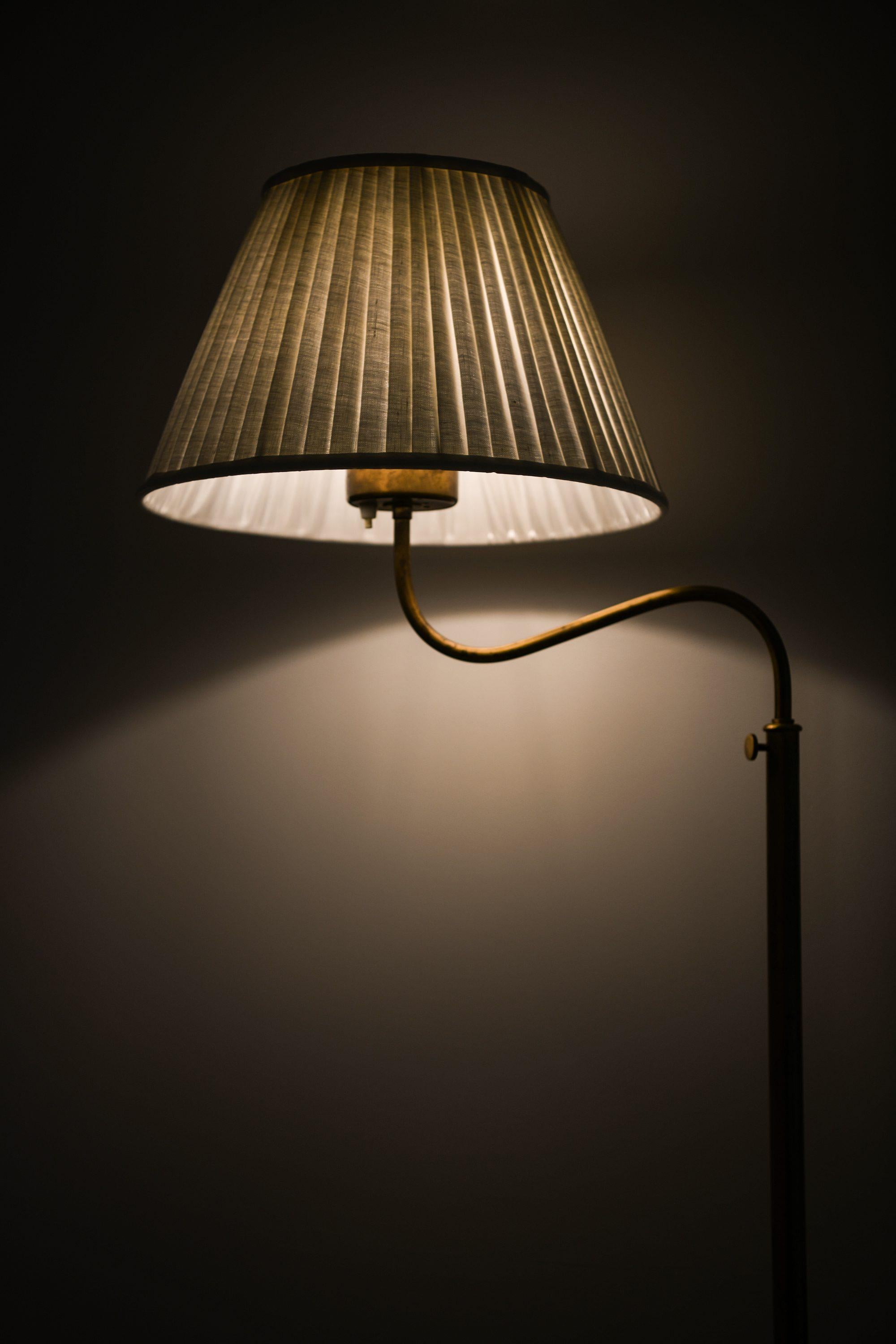 Height Adjustable Floor Lamp in Brass, Mahogany and New Lamp Shade, 1940's (Messing) im Angebot