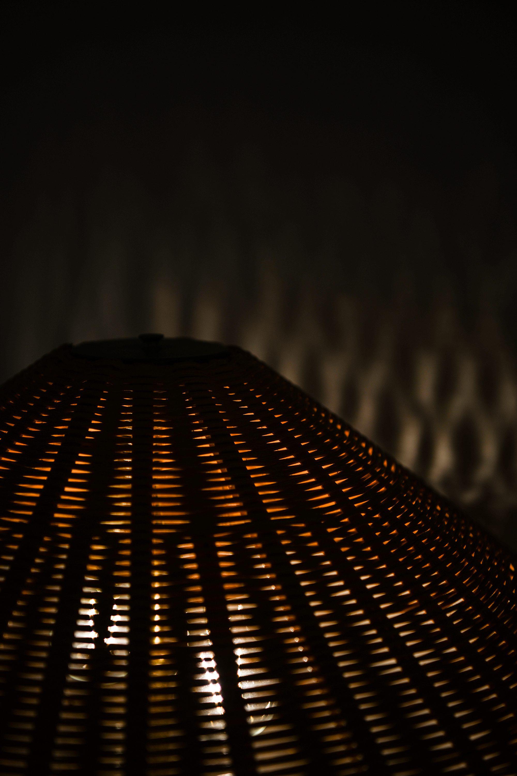 Lampadaire réglable en laiton, canne tissée et abat-jour en rotin, années 1940 en vente 3