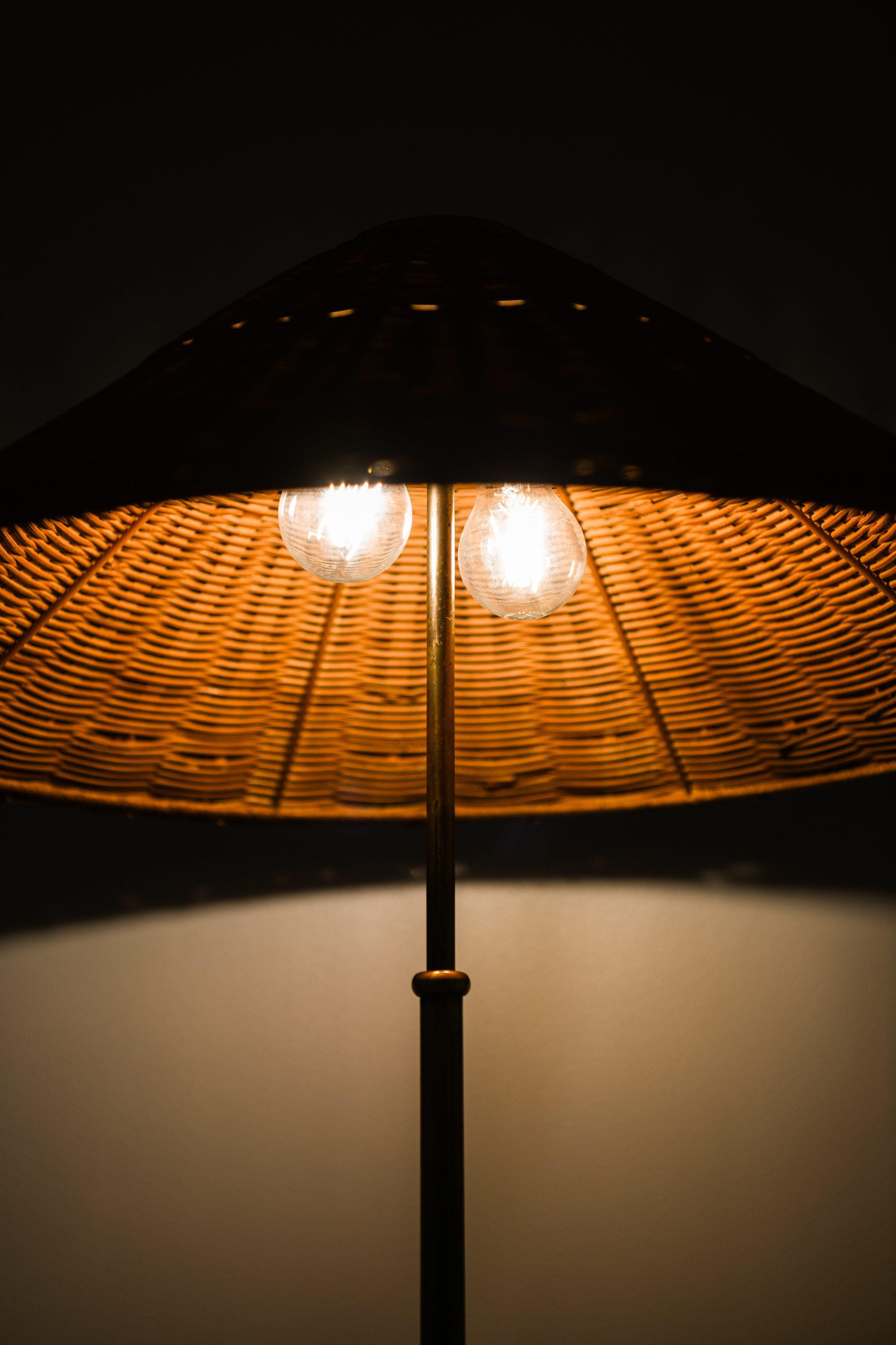 Lampada da terra regolabile in altezza in ottone, canna intrecciata e paralume in rattan, anni '40 in vendita 3
