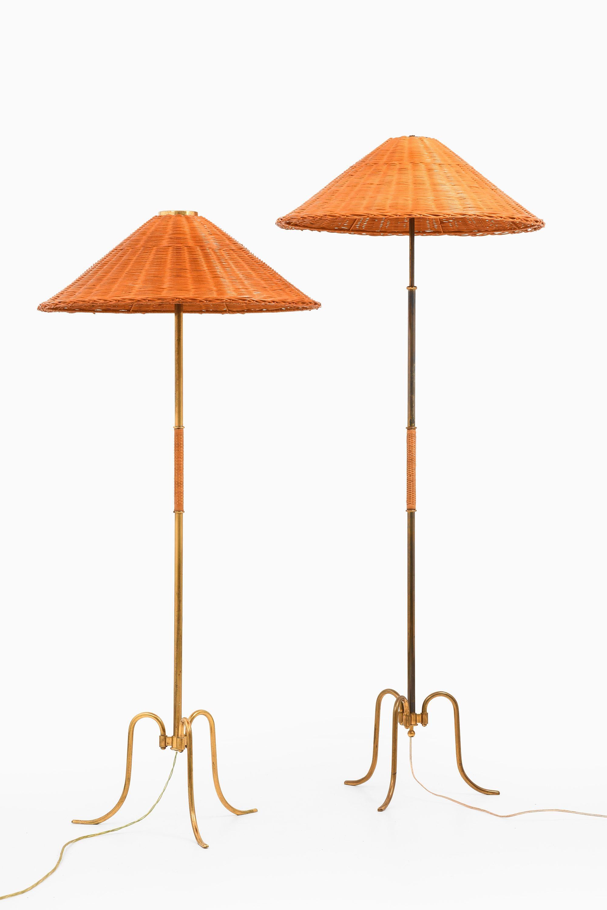 Lampadaire réglable en laiton, canne tissée et abat-jour en rotin, années 1940 en vente 4