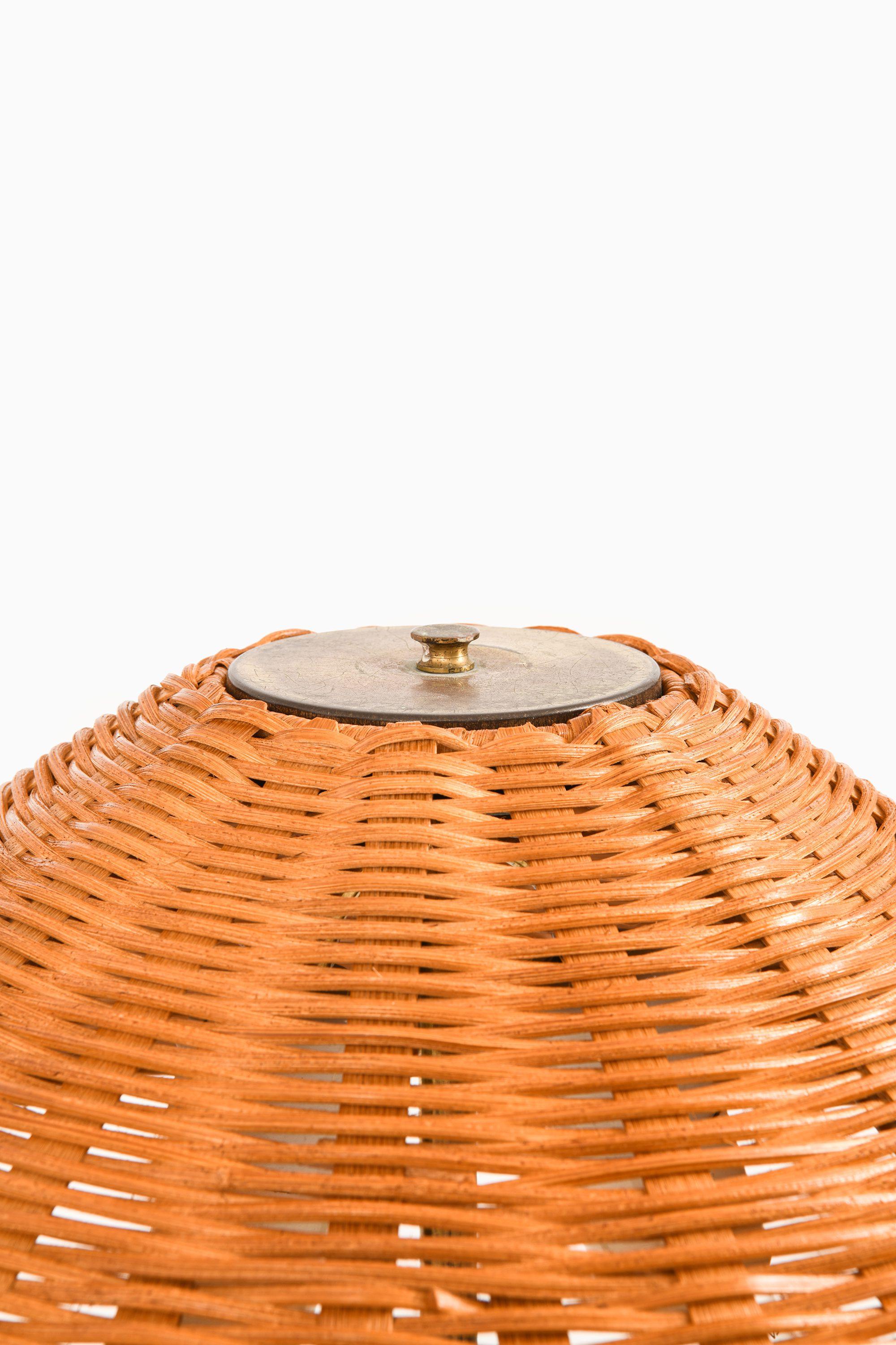 Scandinave moderne Lampadaire réglable en laiton, canne tissée et abat-jour en rotin, années 1940 en vente