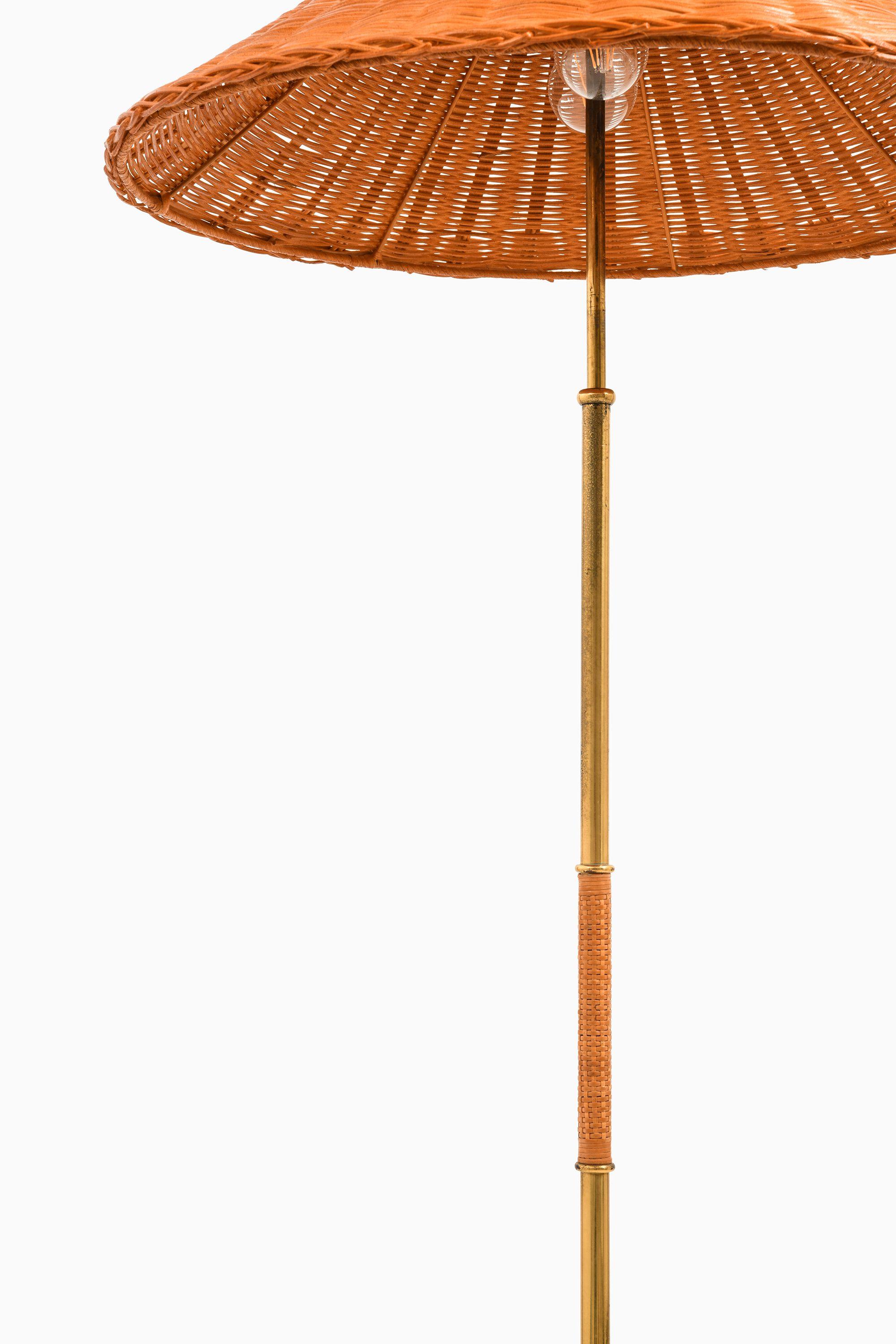 Scandinavo moderno Lampada da terra regolabile in altezza in ottone, canna intrecciata e paralume in rattan, anni '40 in vendita