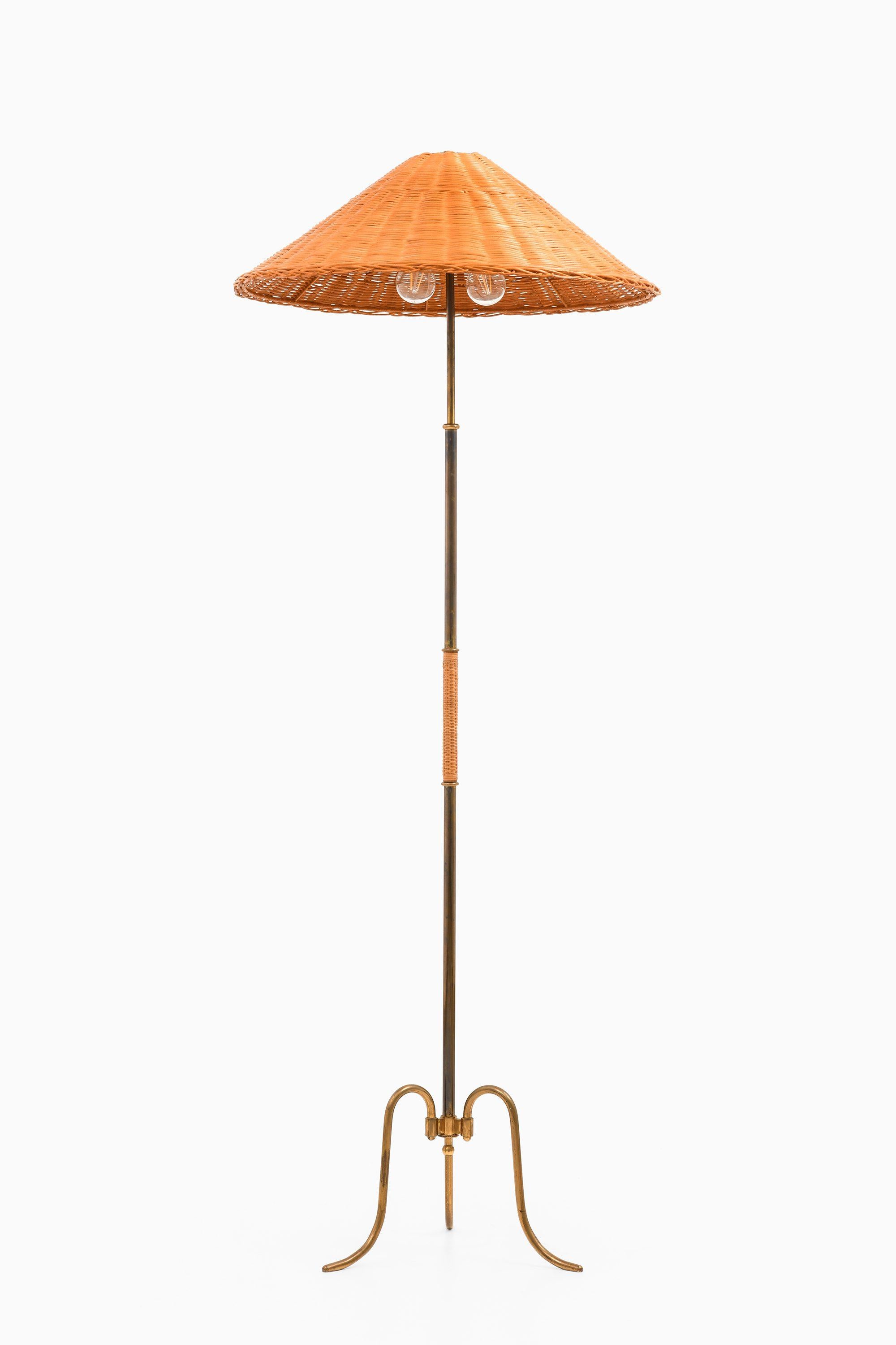 Danois Lampadaire réglable en laiton, canne tissée et abat-jour en rotin, années 1940 en vente