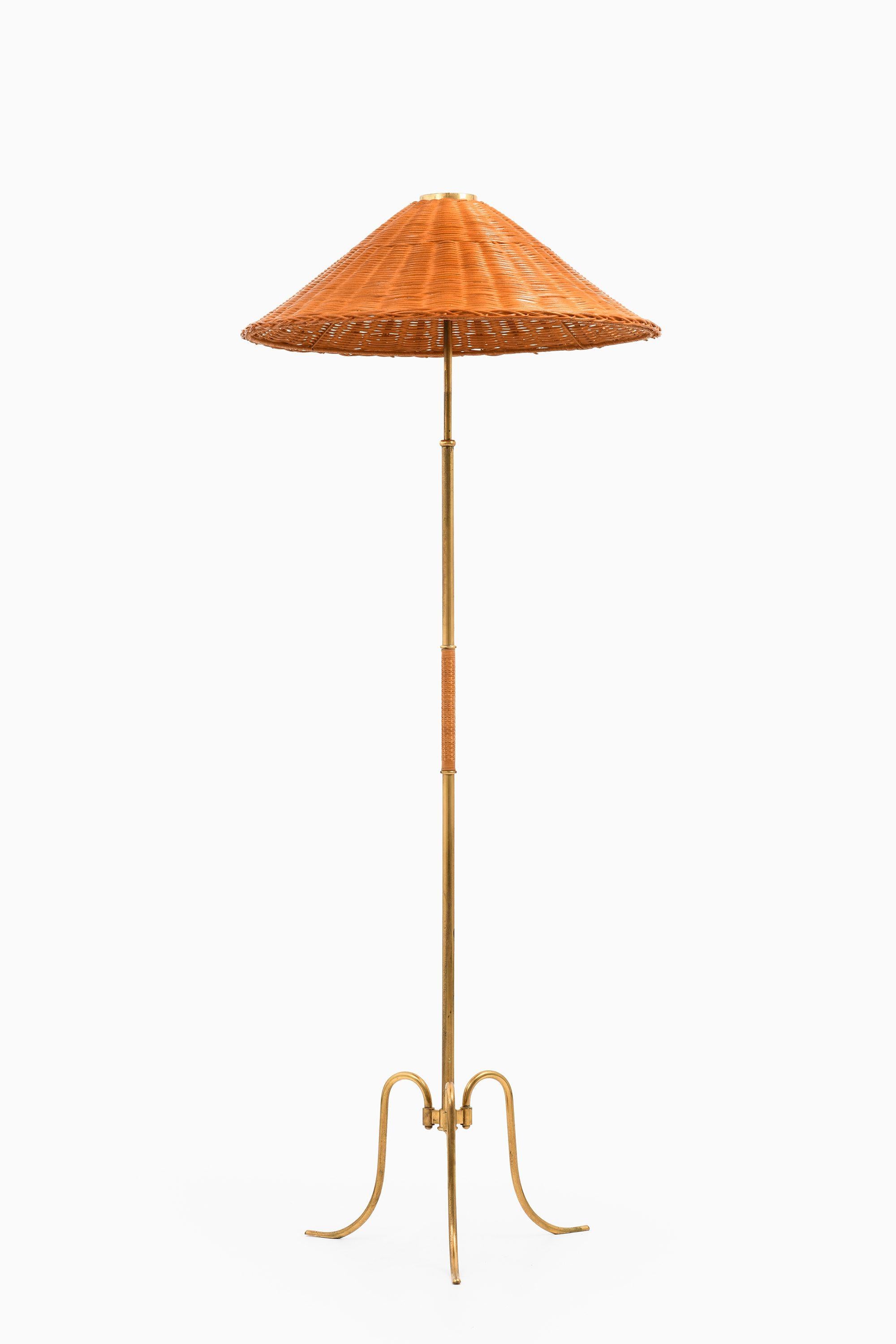 Danese Lampada da terra regolabile in altezza in ottone, canna intrecciata e paralume in rattan, anni '40 in vendita