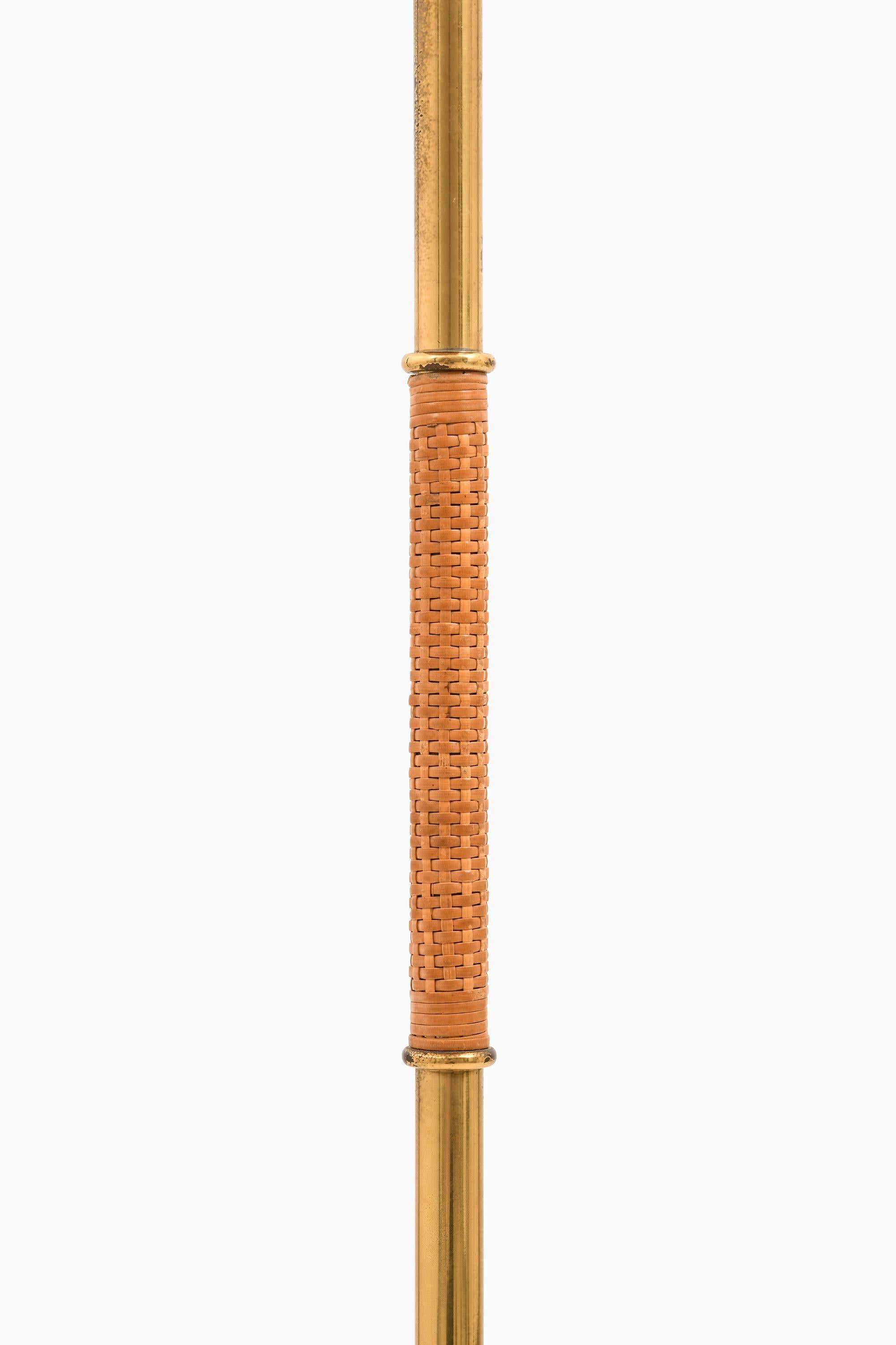 Lampada da terra regolabile in altezza in ottone, canna intrecciata e paralume in rattan, anni '40 In condizioni buone in vendita a Limhamn, Skåne län