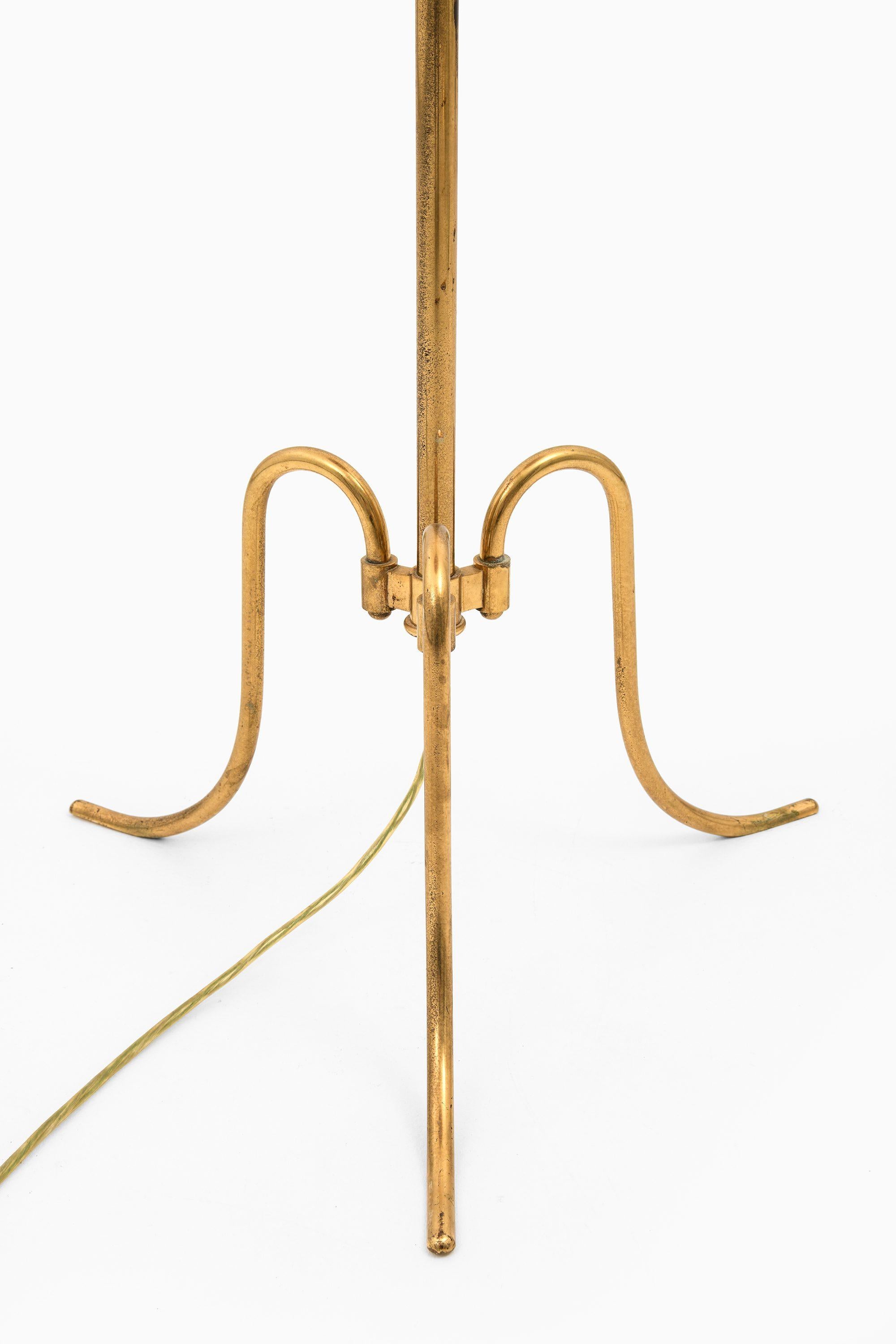 XX secolo Lampada da terra regolabile in altezza in ottone, canna intrecciata e paralume in rattan, anni '40 in vendita