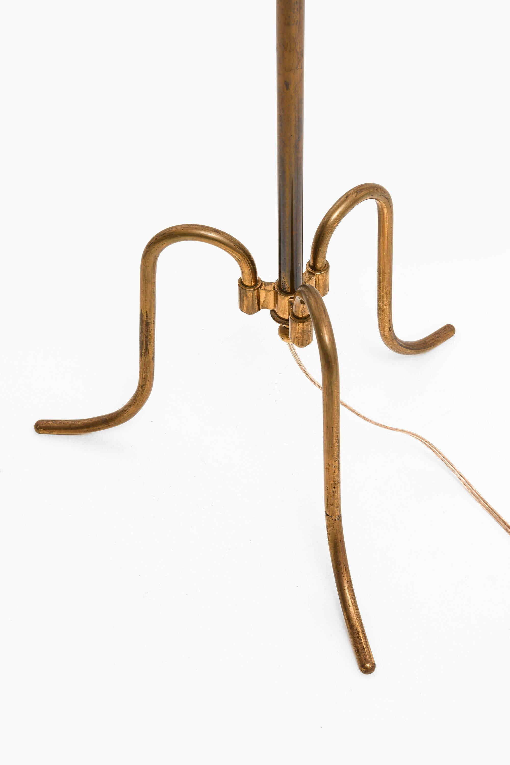 Laiton Lampadaire réglable en laiton, canne tissée et abat-jour en rotin, années 1940 en vente