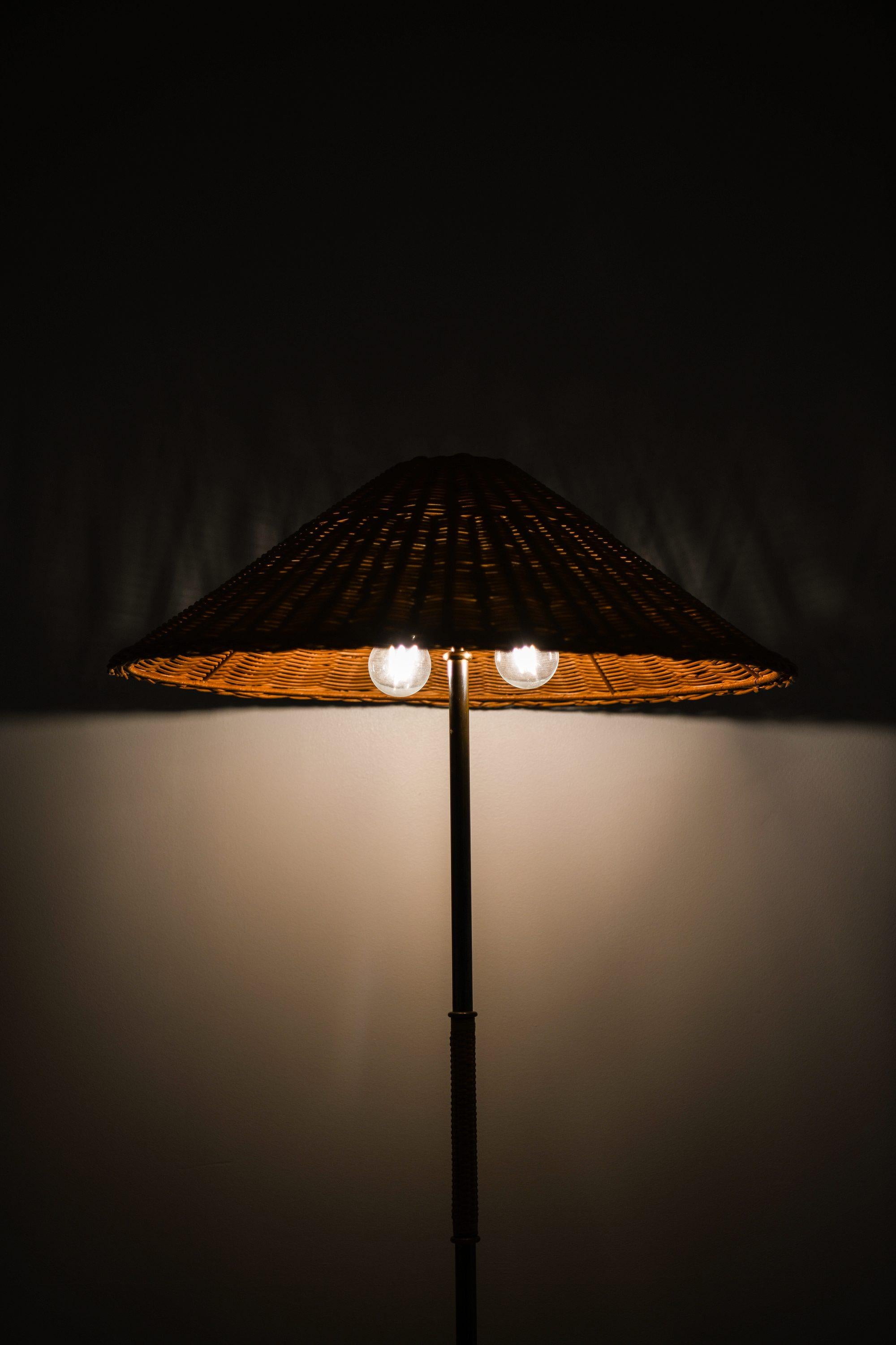 Lampadaire réglable en laiton, canne tissée et abat-jour en rotin, années 1940 en vente 1