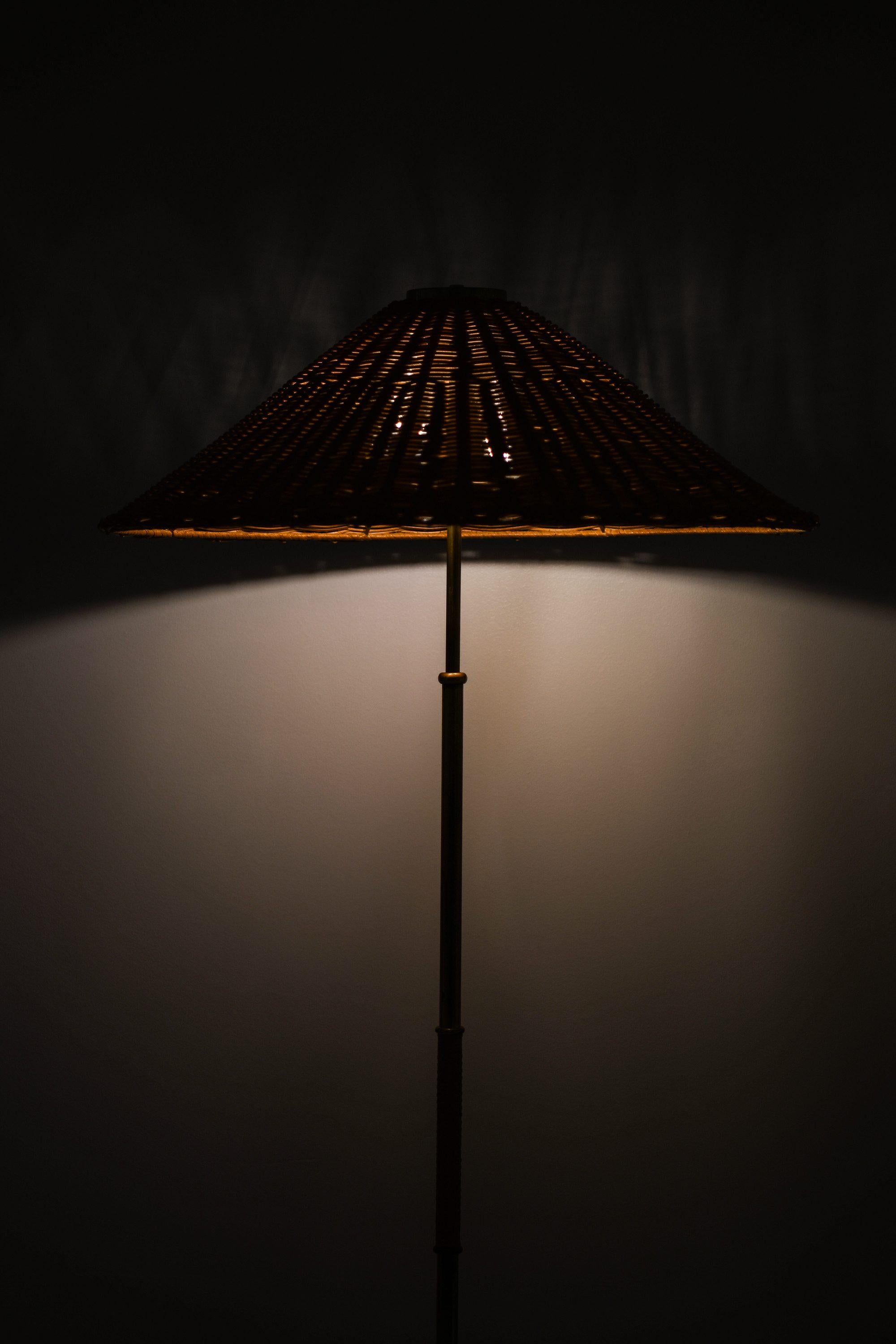 Lampada da terra regolabile in altezza in ottone, canna intrecciata e paralume in rattan, anni '40 in vendita 1