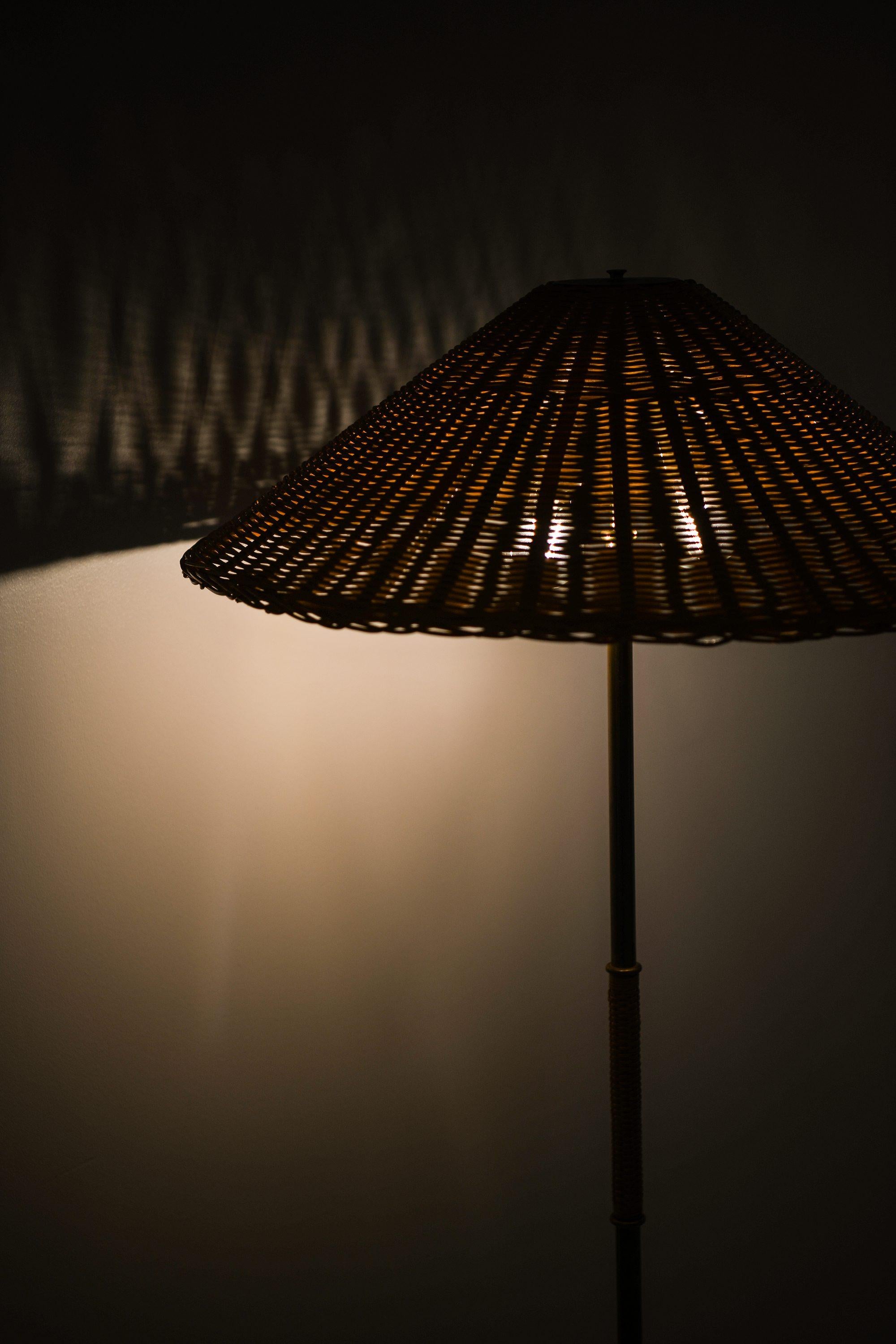 Lampadaire réglable en laiton, canne tissée et abat-jour en rotin, années 1940 en vente 2