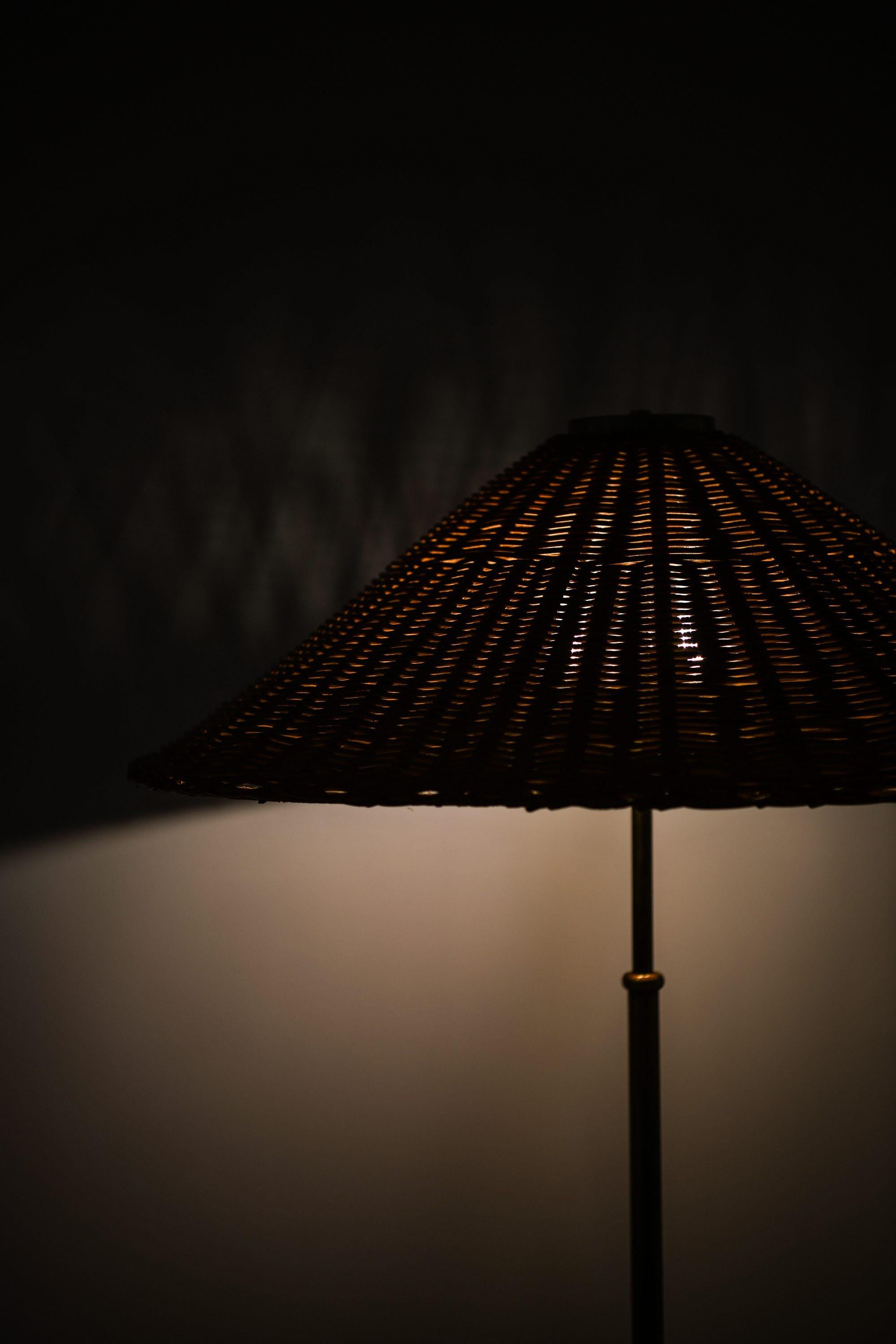 Lampada da terra regolabile in altezza in ottone, canna intrecciata e paralume in rattan, anni '40 in vendita 2