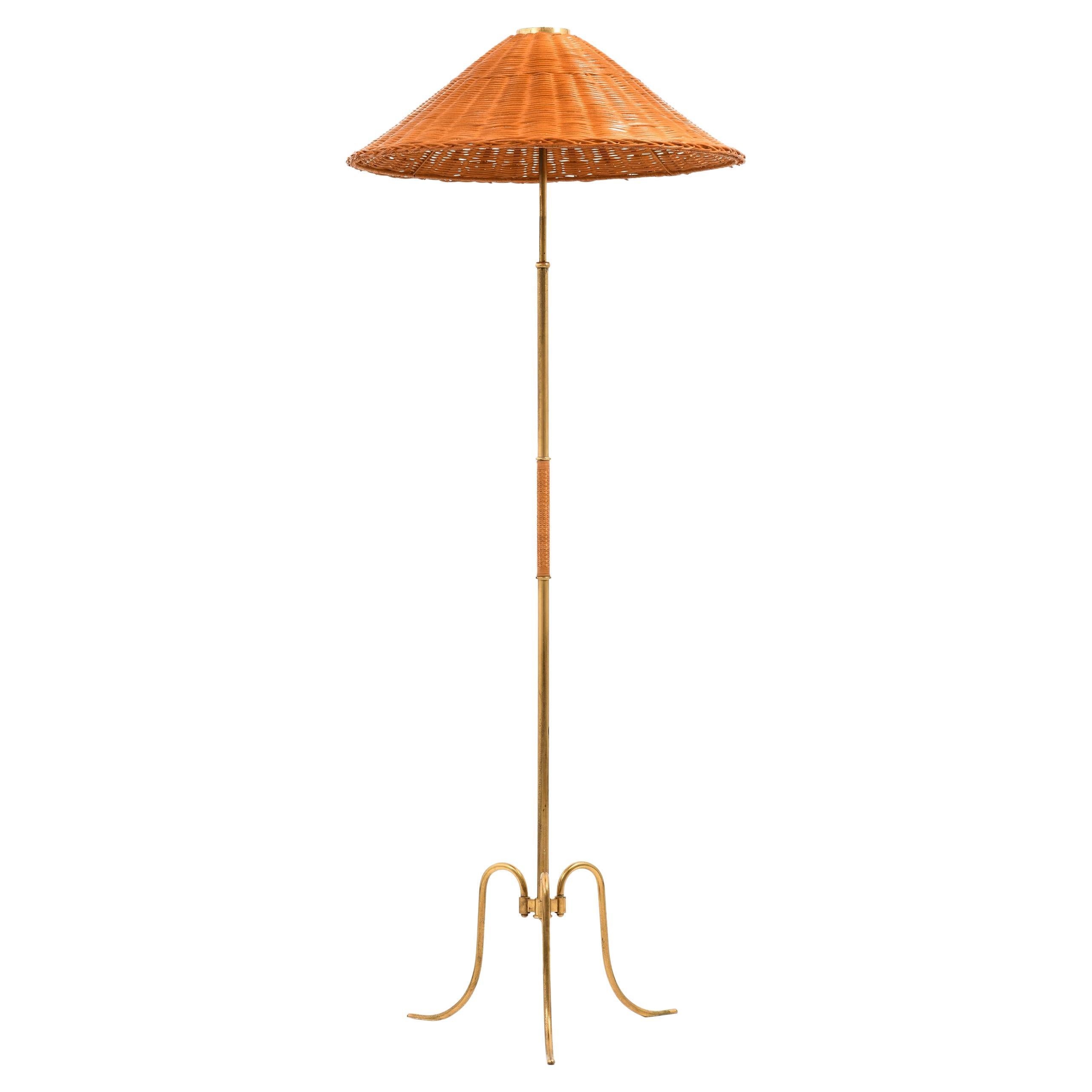 Lampadaire réglable en laiton, canne tissée et abat-jour en rotin, années 1940