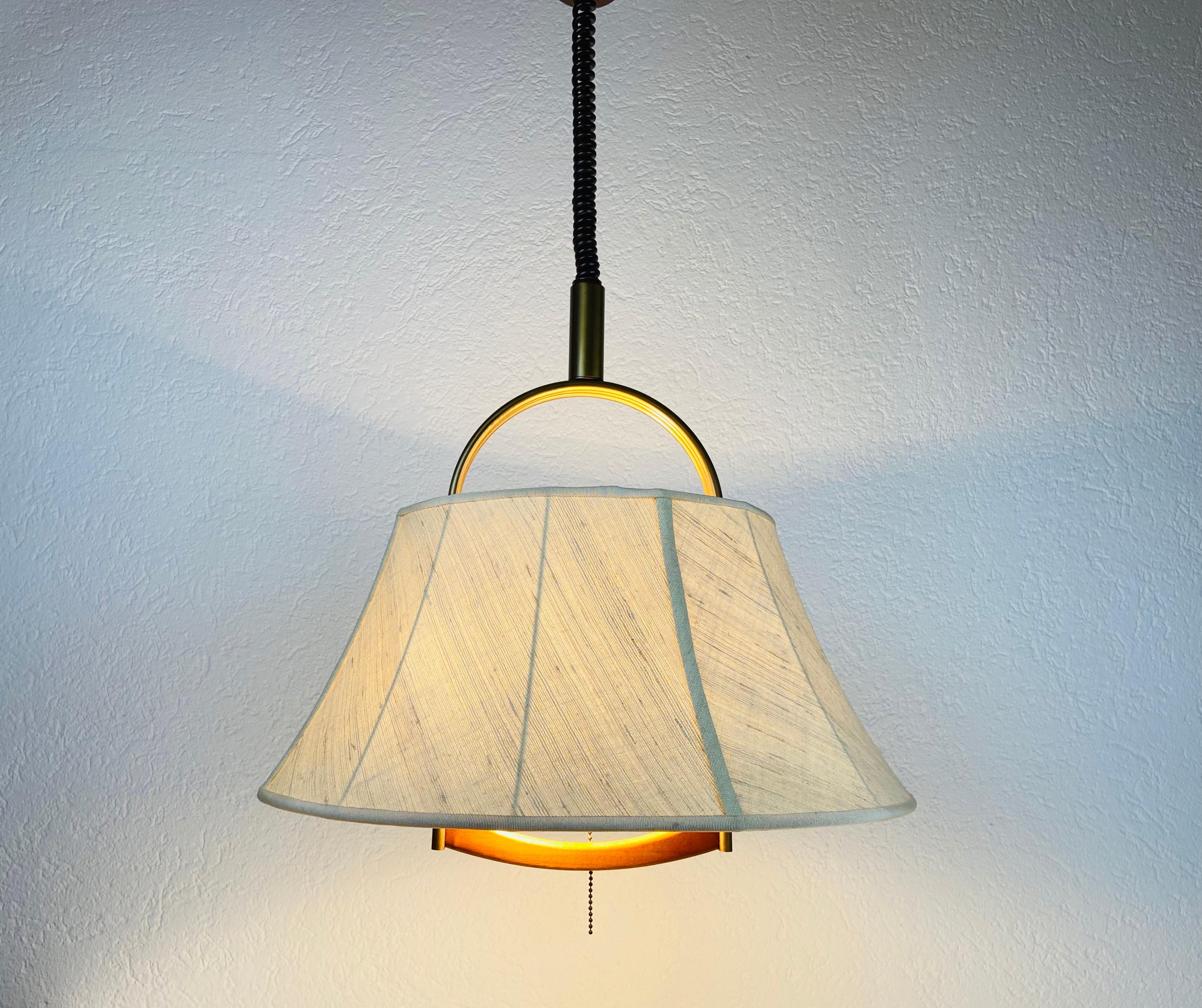 Lampada a sospensione vintage realizzata da Temde negli anni '70. È realizzato in tessuto e ottone.

Misure:

Altezza: 75-135 cm

Diametro: 52 cm 

La luce richiede lampadine E27 (US E26). Funziona sia a 120 che a 220 V. Condizioni vintage