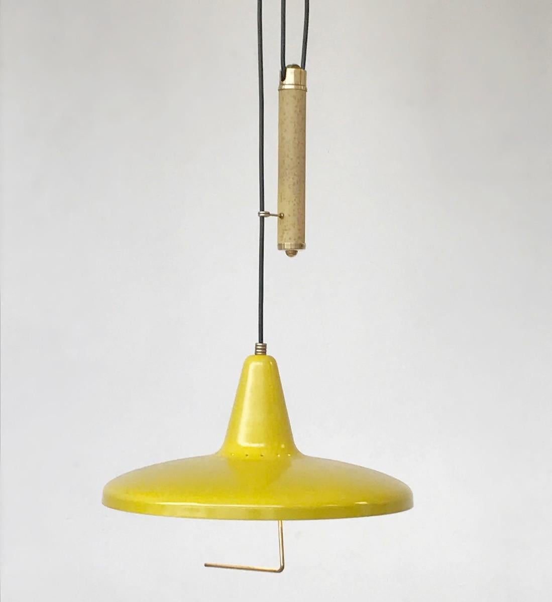 Height-adjustable pendant lamp with counter weight.