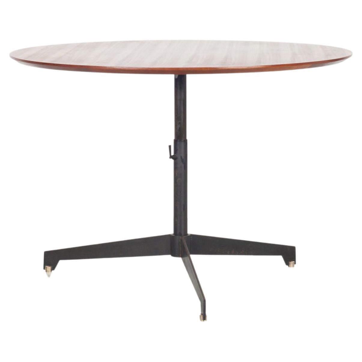 Höhenverstellbarer runder Tisch aus Teakholz aus den italienischen 50er Jahren.