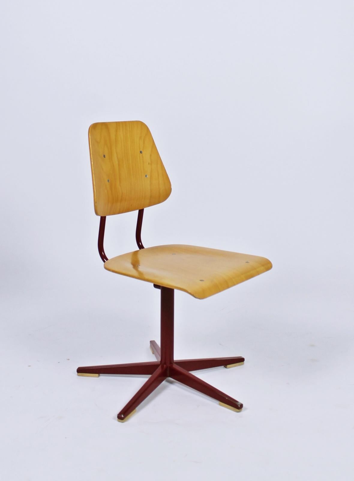 Vintage 1960s Swiss made Embru school chairs, made of plywood and enameled steel. With adjustable height. Five leg star base. Fully original condition.
Dimensions:
Height 71-86 cm
Width 37 cm
Depth 45 cm
Seat height 35-50 cm.