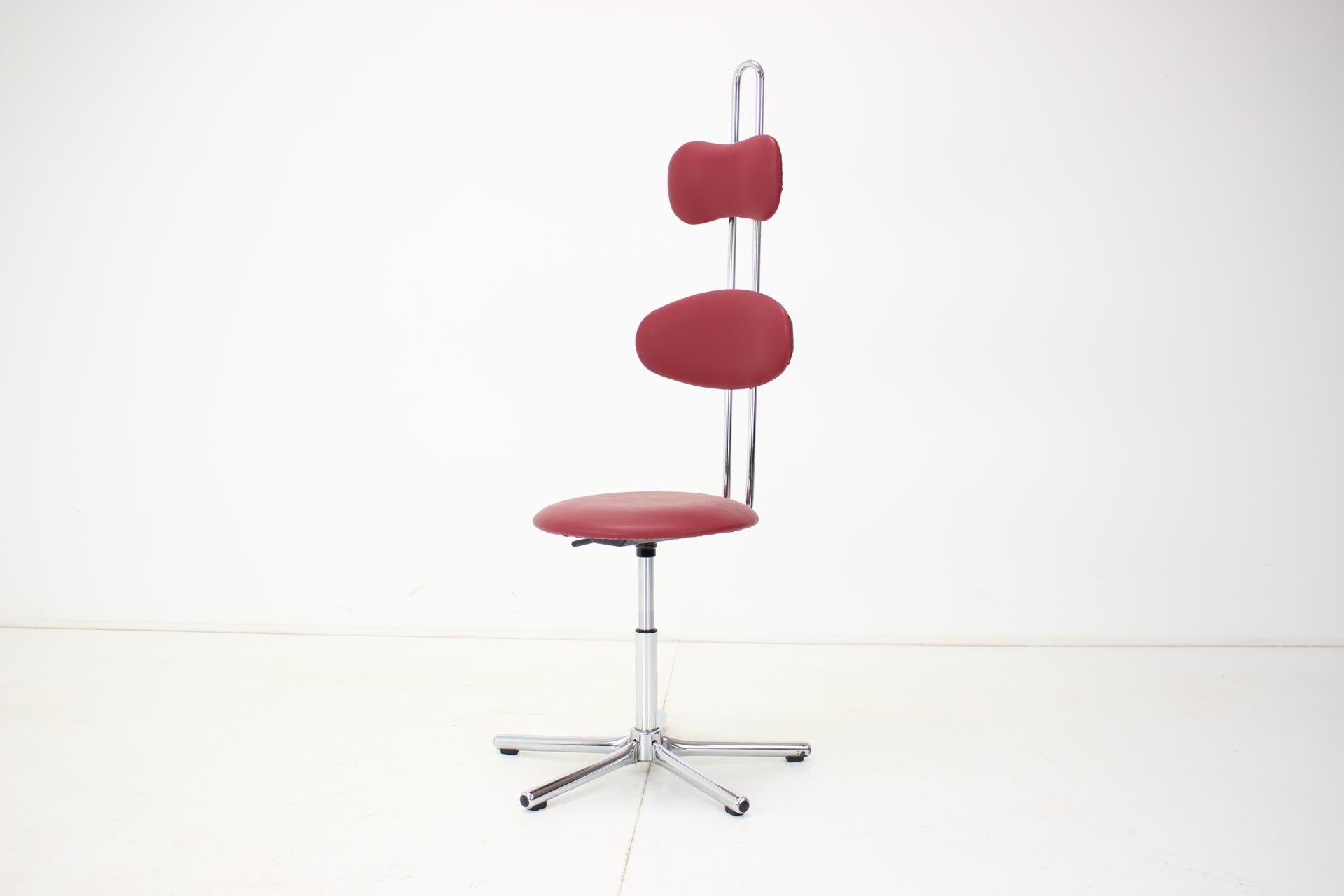 - Buone condizioni
- Altezza regolabile 37-52 cm
- Similpelle
- Schienale regolabile in altezza e pieghevole.