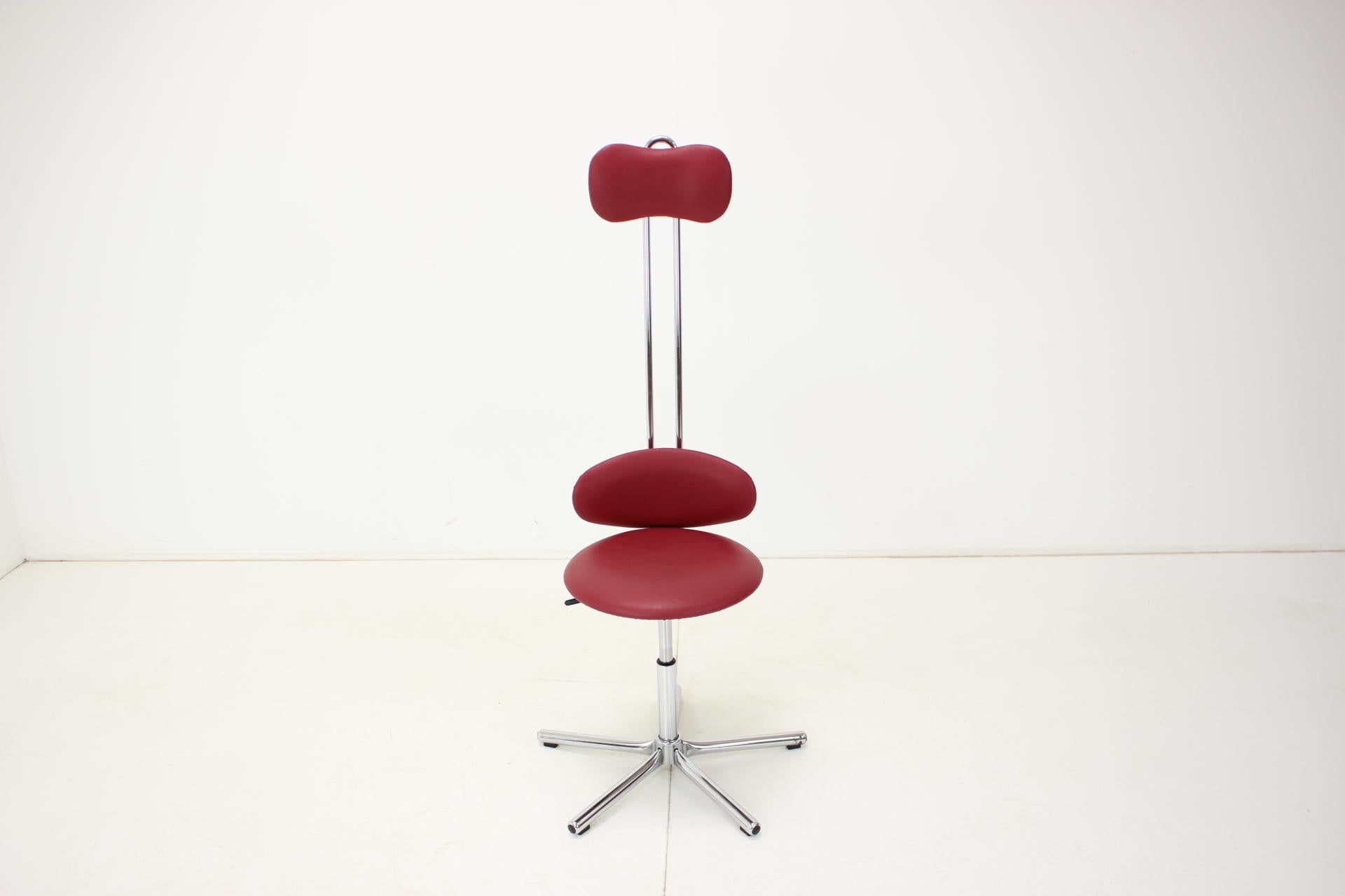 Height-Adjustable Swivel Chair 1980s, Czechoslovakia In Good Condition For Sale In Praha, CZ