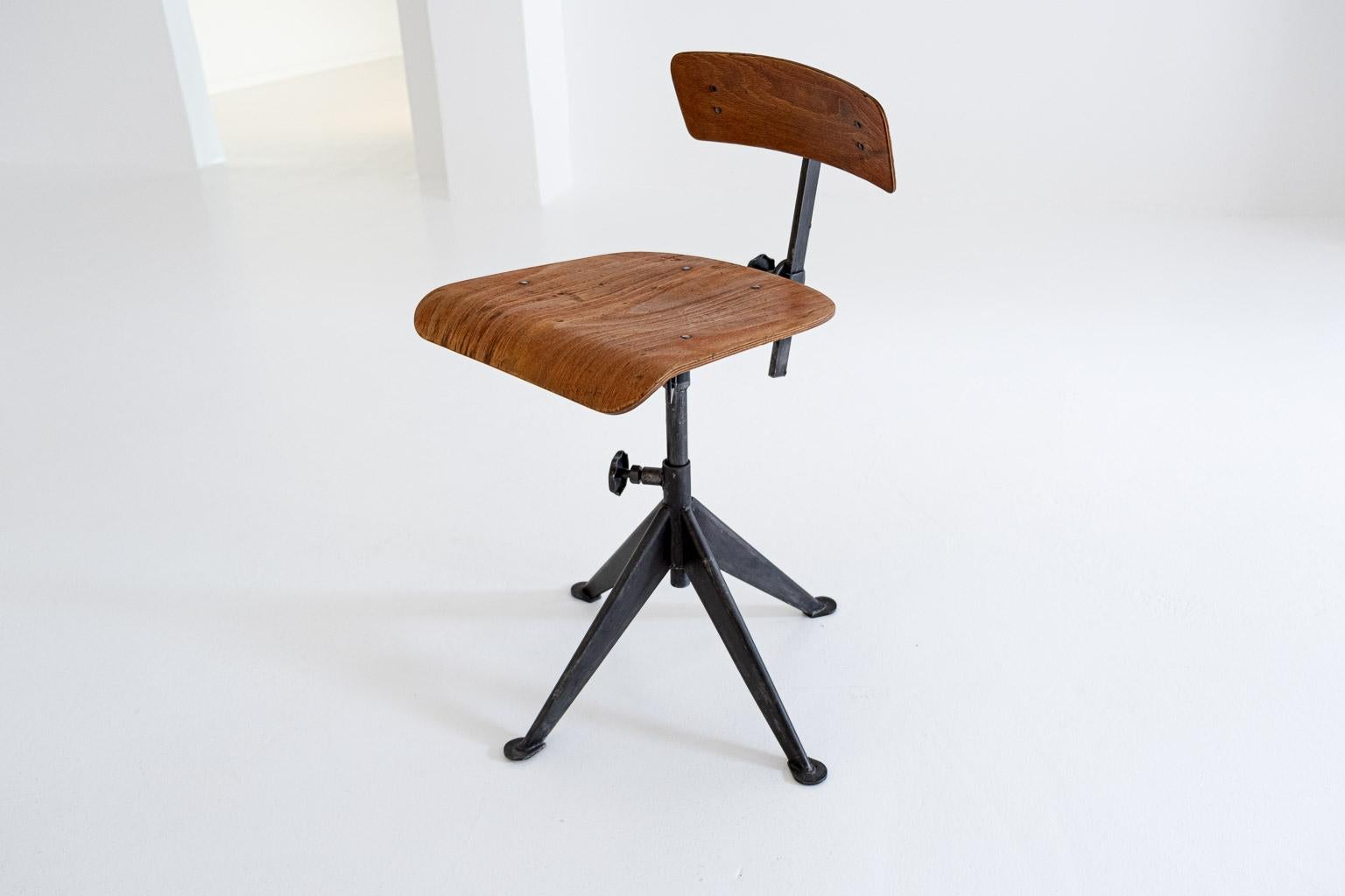 Height adjustable T60 workshop chair by Oldeberg & Olsen for Knoll, Inc., 1947 For Sale 3