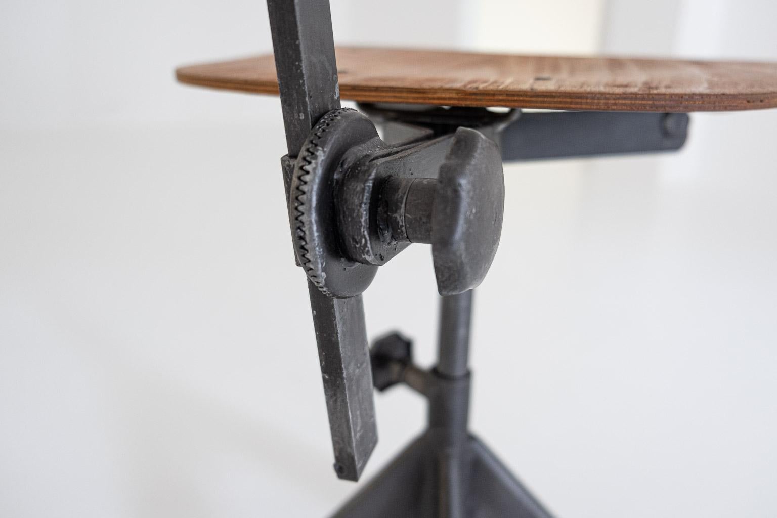 Industrial Height adjustable T60 workshop chair by Oldeberg & Olsen for Knoll, Inc., 1947 For Sale