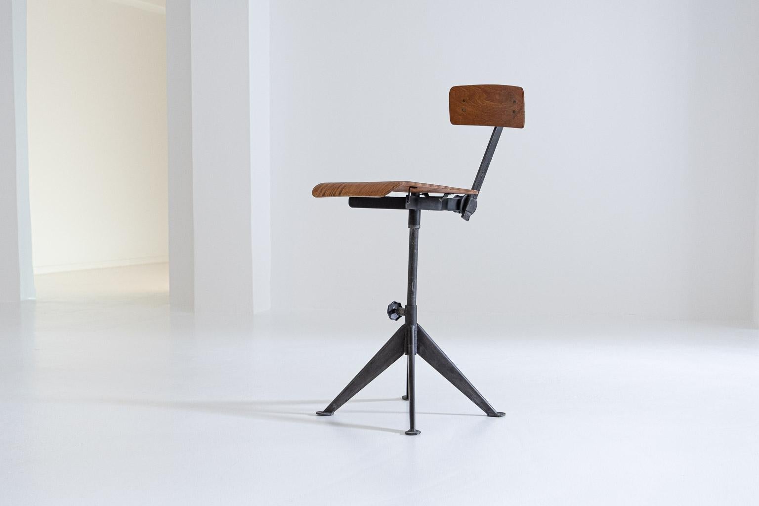 Swedish Height adjustable T60 workshop chair by Oldeberg & Olsen for Knoll, Inc., 1947 For Sale