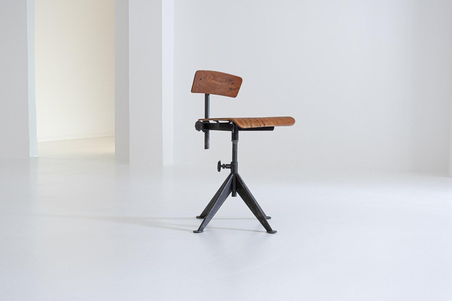 20th Century Height adjustable T60 workshop chair by Oldeberg & Olsen for Knoll, Inc., 1947 For Sale