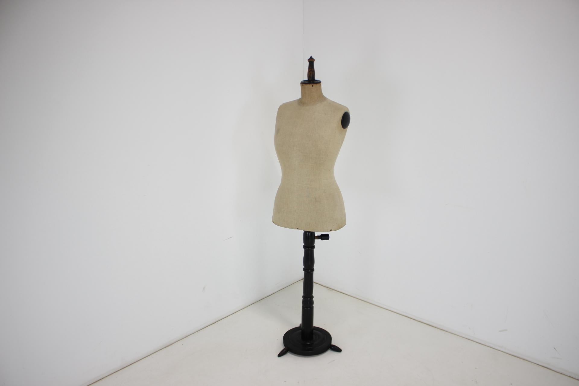 -Height adjustable tailor's maiden, 1920s
- Made of wood, fabric and hard paper
-The height of the full extension is 177cm.