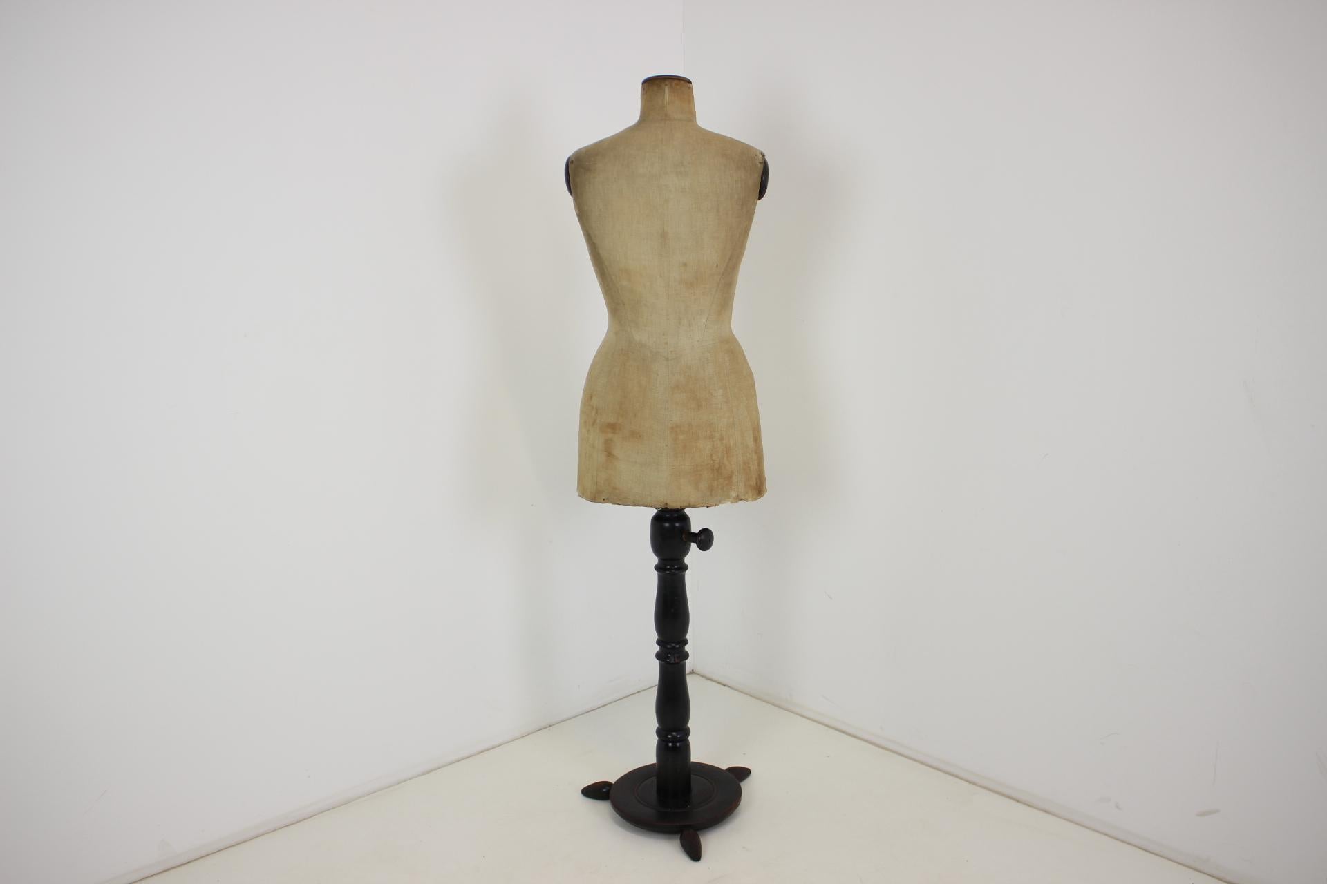 -Height adjustable tailor's maiden, 1920s
- Made of wood, fabric and hard paper
-The lower part of the virgin shows signs of slight damage
-The height of the full extension is 183cm.