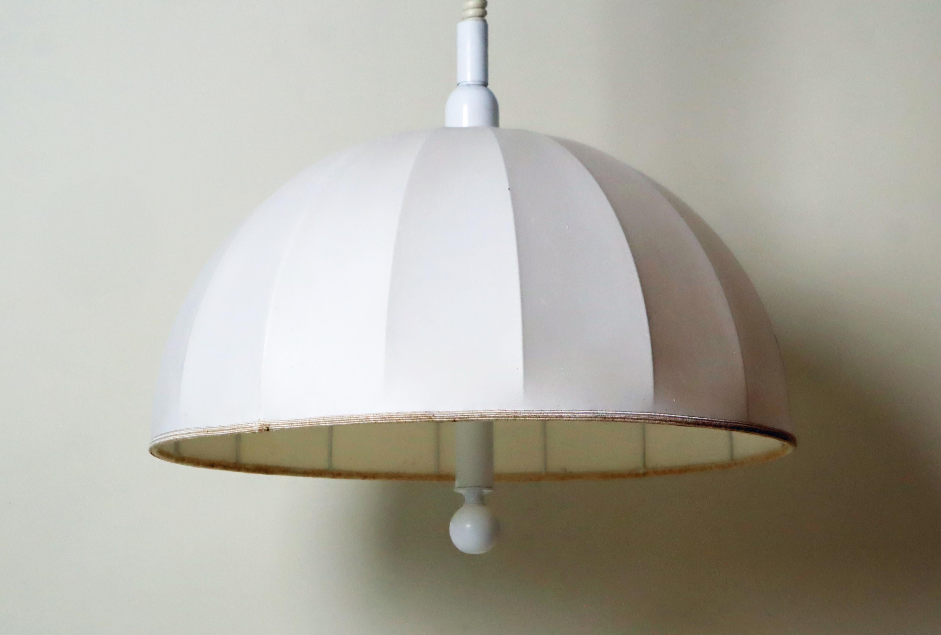 Lampe suspendue à abat-jour en tissu suédois blanc réglable en hauteur en vente 2