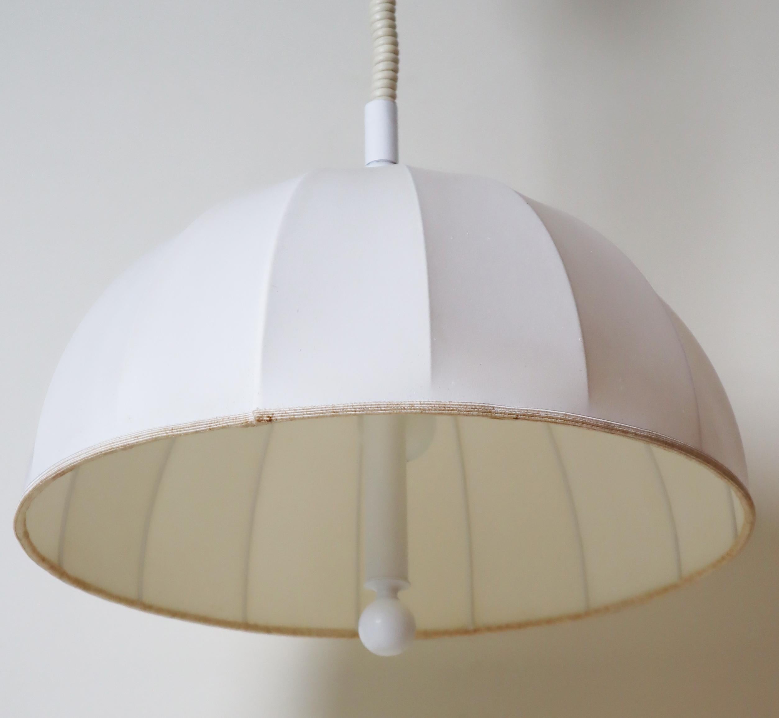 Cette lampe suspendue minimaliste et réglable en hauteur rappelle les designs de Hans/One Agnes, ce qui en fait un complément idéal pour votre intérieur. La qualité de fabrication de cette magnifique lampe suspendue est de premier ordre, et vous