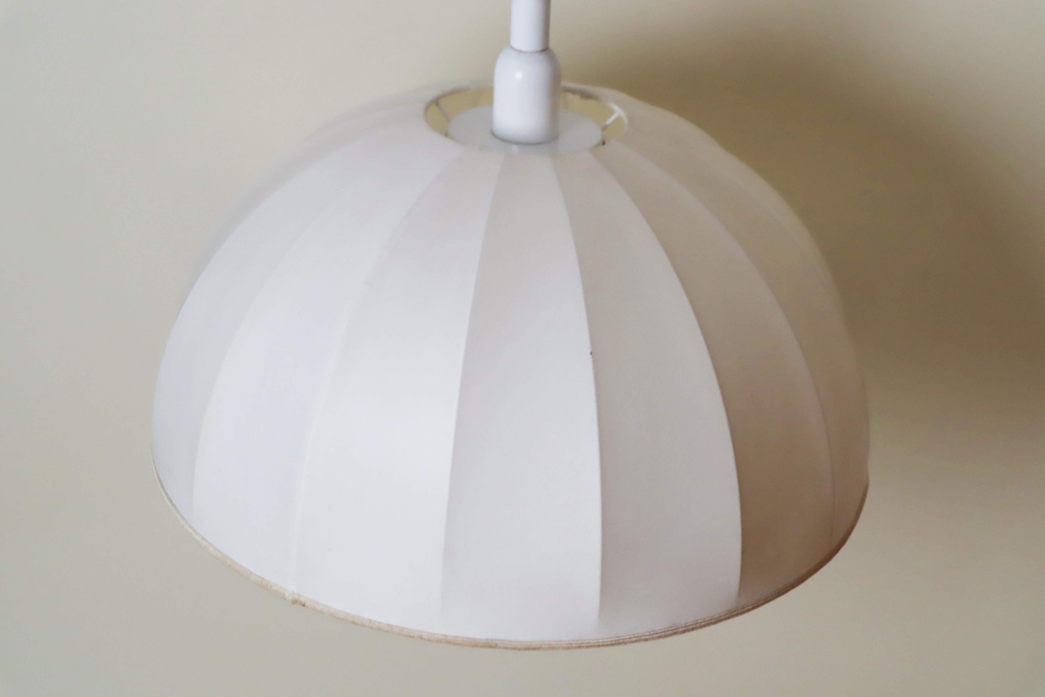 Mid-Century Modern Lampe suspendue à abat-jour en tissu suédois blanc réglable en hauteur en vente