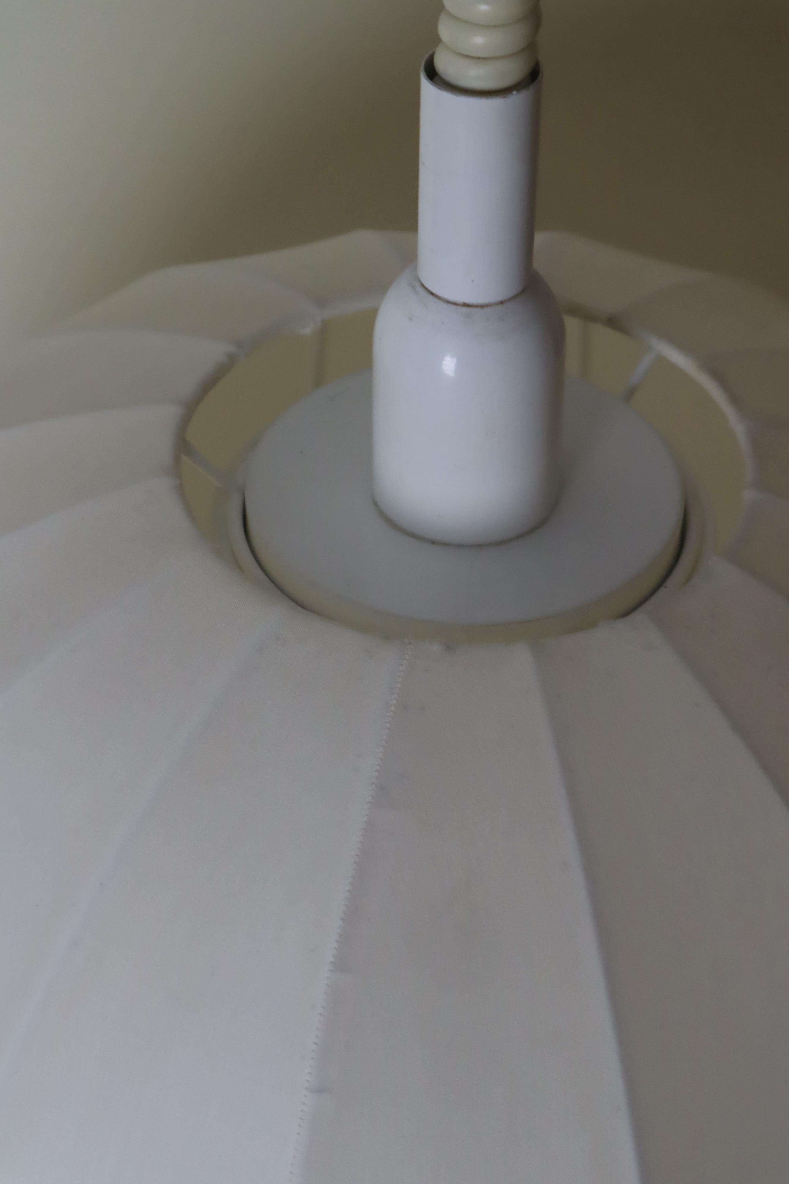 Suédois Lampe suspendue à abat-jour en tissu suédois blanc réglable en hauteur en vente