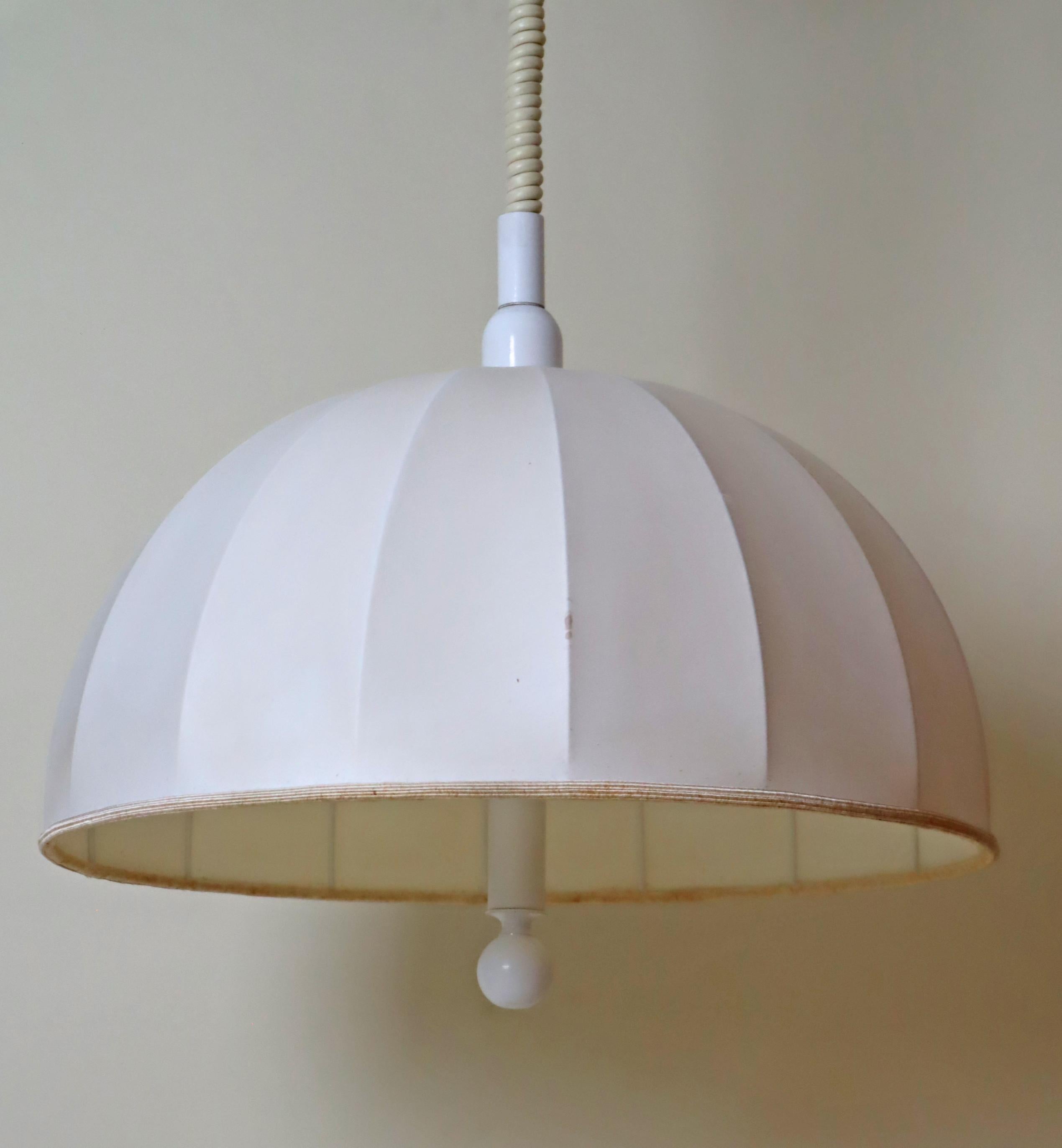 Lampe suspendue à abat-jour en tissu suédois blanc réglable en hauteur Bon état - En vente à Hannover, DE