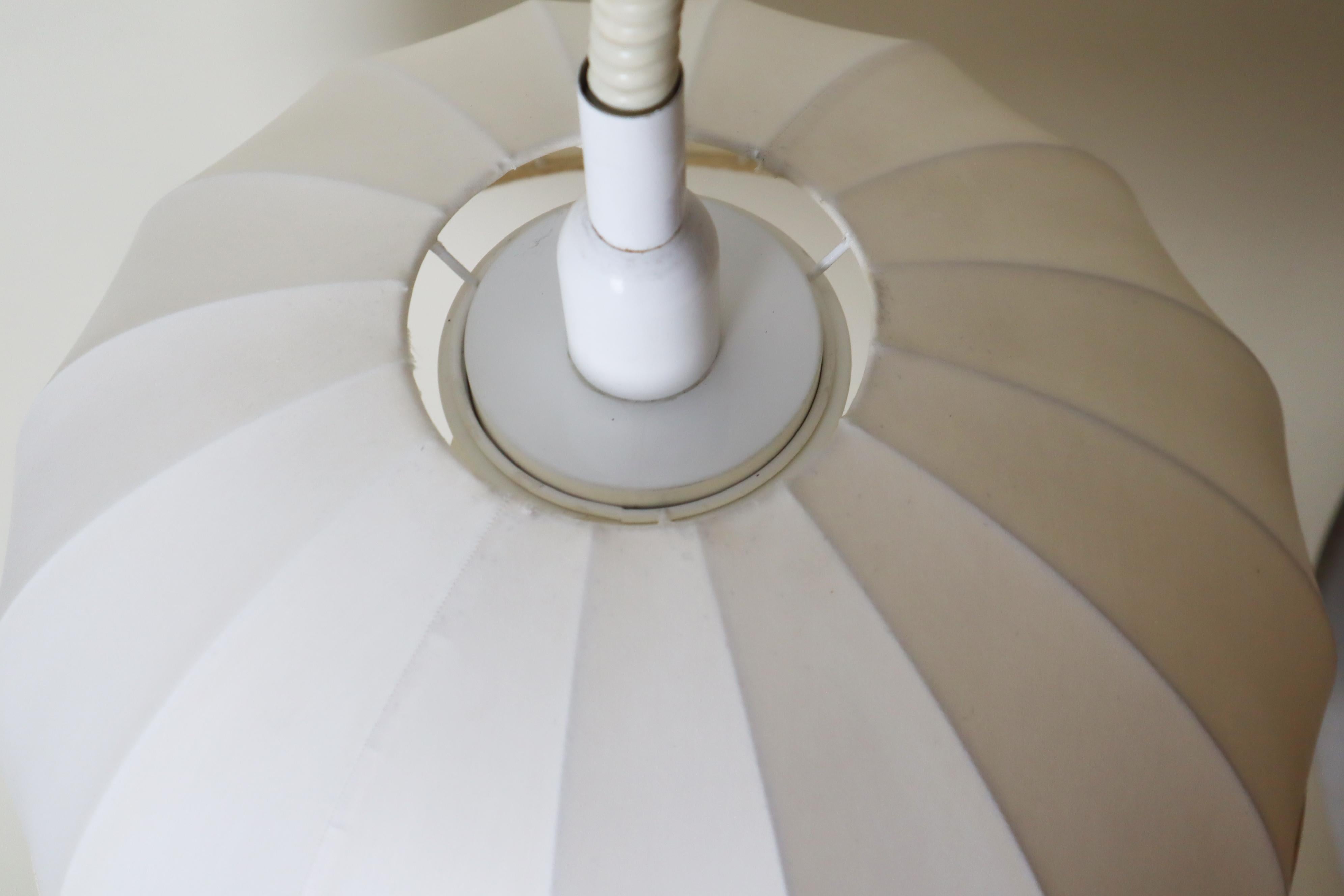 Lampe suspendue à abat-jour en tissu suédois blanc réglable en hauteur en vente 1