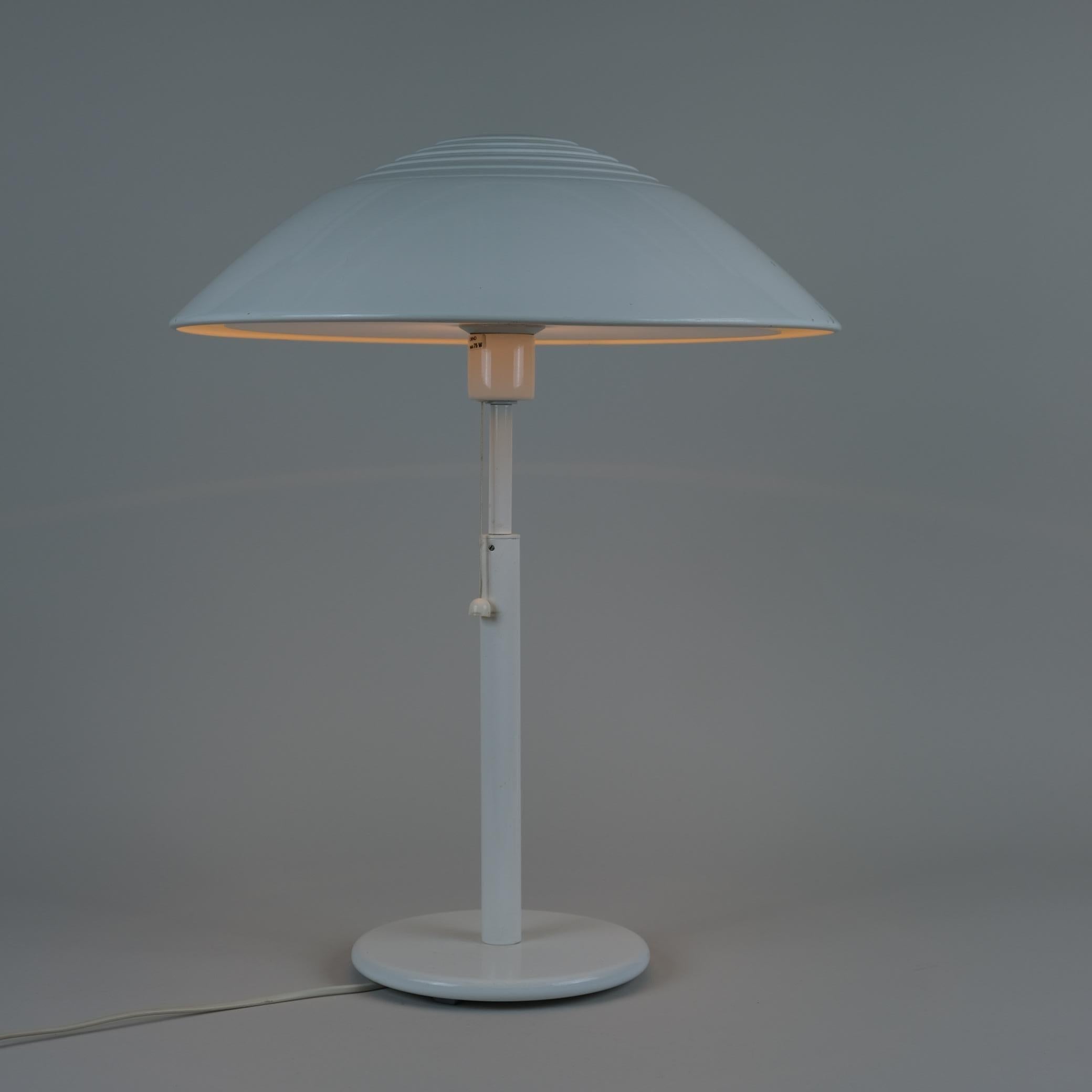 Un'impressionante lampada da tavolo bianca e grande disegnata da Heikki Turunen e prodotta da Orno Oy negli anni '80 in Finlandia. La lampada ha il timbro Orno - Thorn, che la fa risalire alla fine degli anni Ottanta. La lampada è molto grande e ha