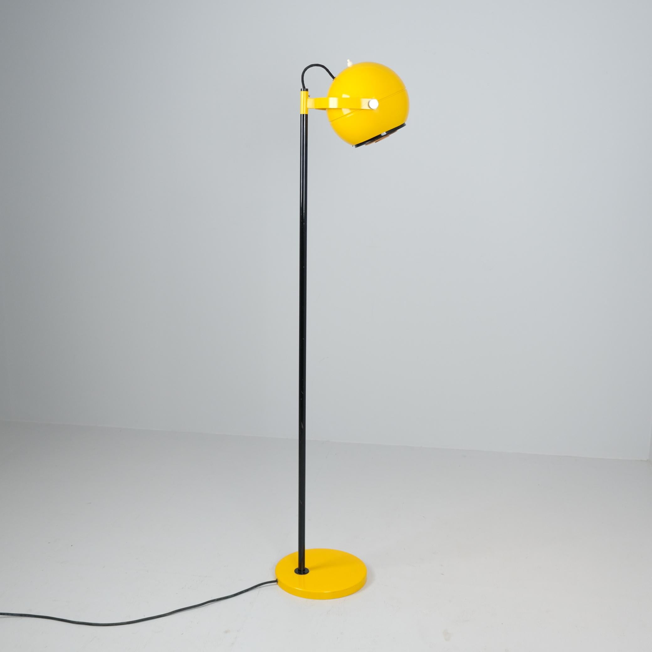 Lampadaire coloré jaune et noir conçu par Heikki Turunen et fabriqué par Orno/One dans les années 1970 en Finlande. La lampe est assez fine et possède un abat-jour réglable au look futuriste. Il est en bon état général, à l'exception d'une petite