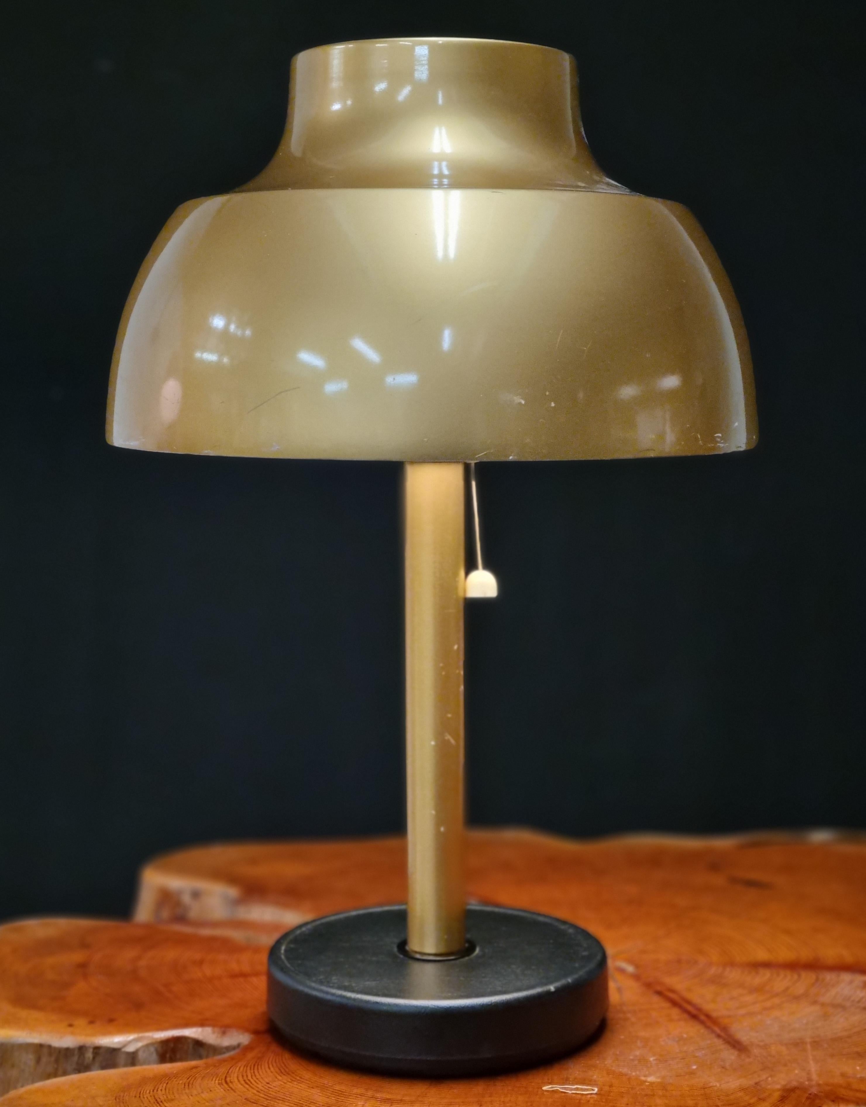 This is a very harmonious and symmetrical table lamp by designer Heikki Turunen from the 1970s-80s. Urbanization was fast during 1970-80s and this table lamp represents well that period and was designed for hotel and office use.
This lamp in